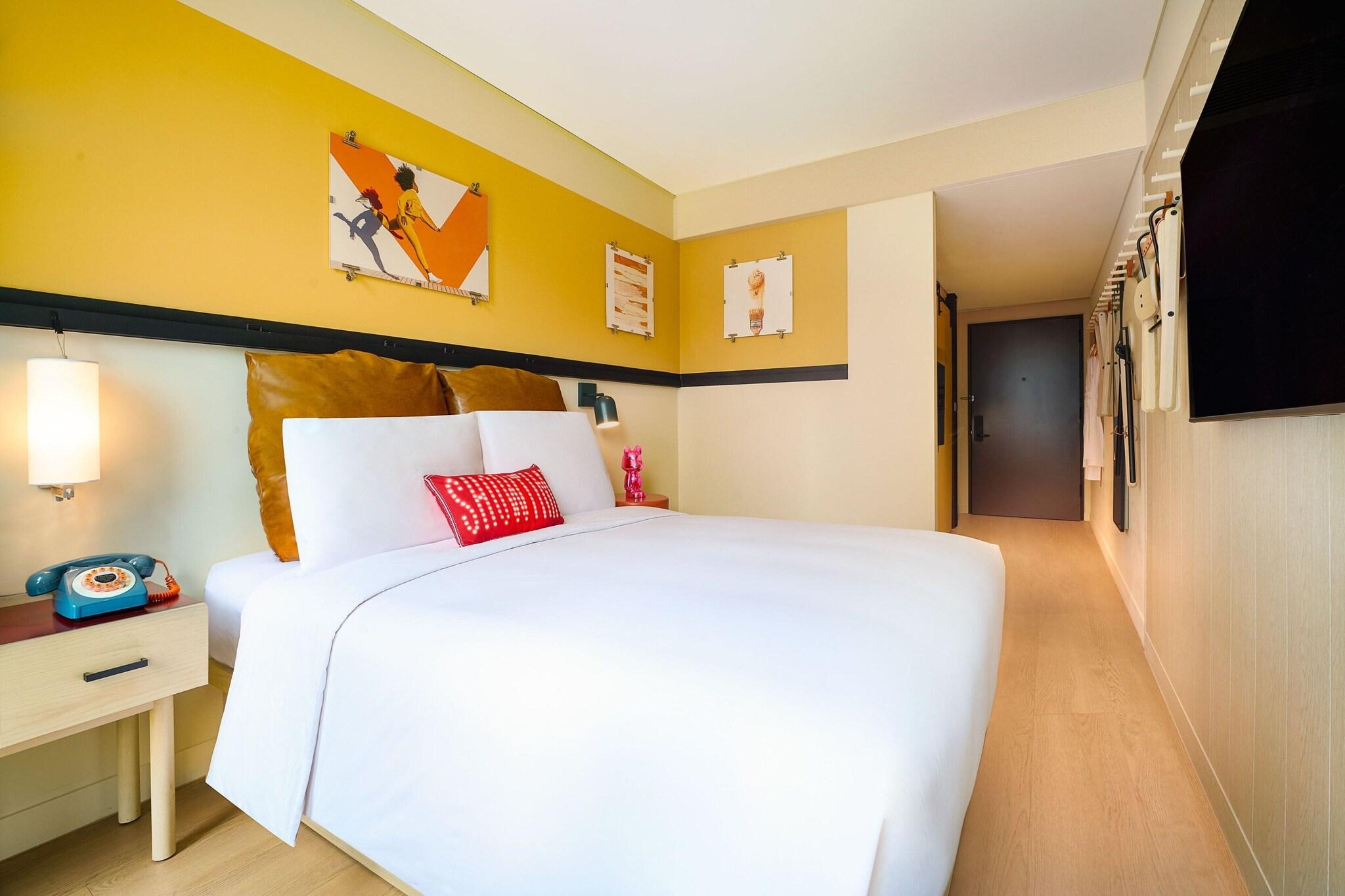 Double City View Queen Bed