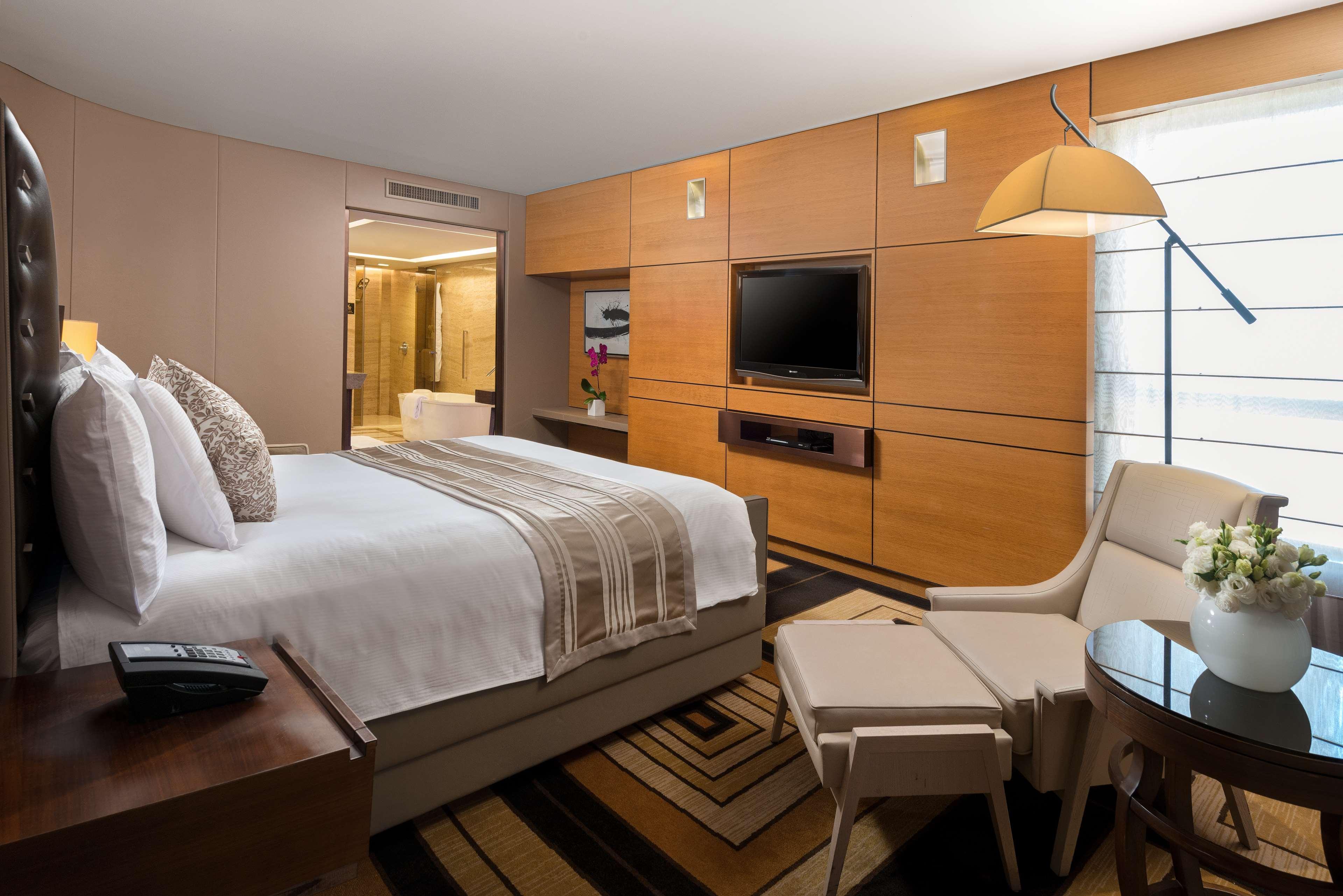 Suite Deluxe King Bed