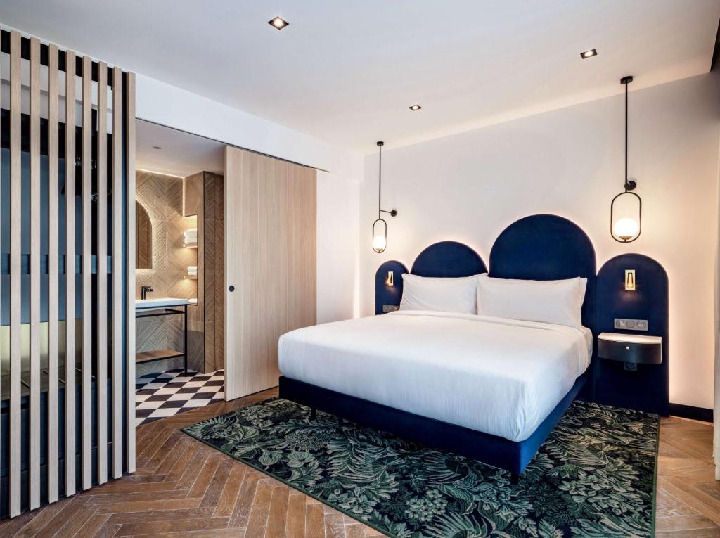 Double Deluxe Queen Bed