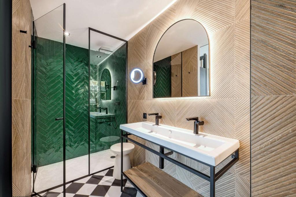 Double Guest Room King Bed