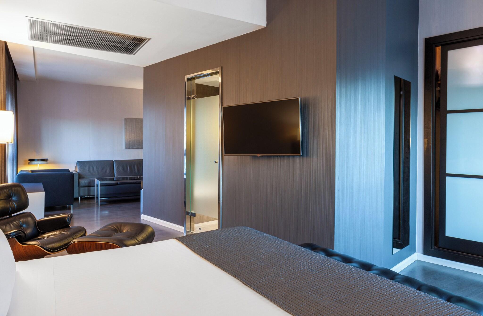 Studio King Size Bed