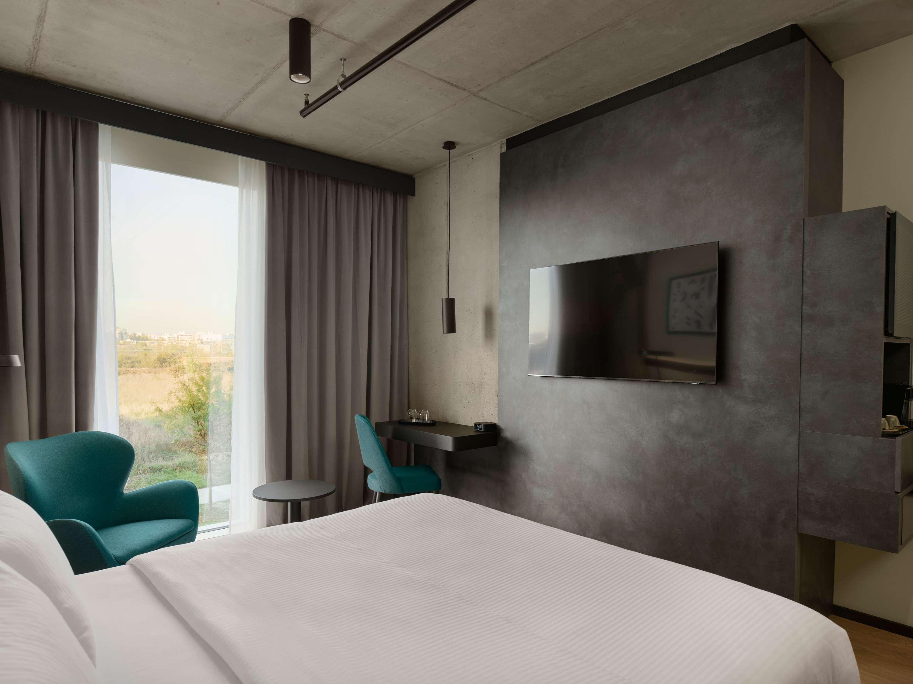 Double Deluxe King Bed