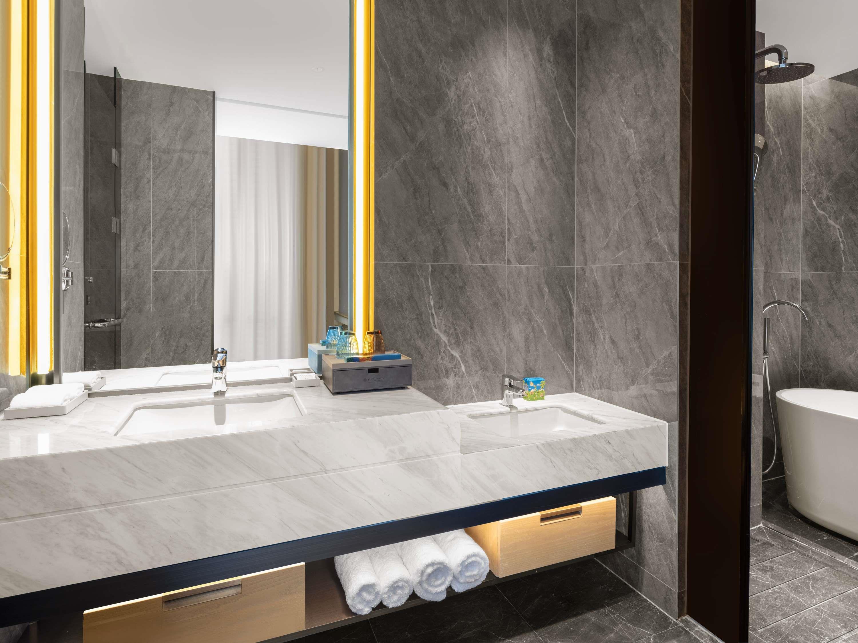 Suite Deluxe King Bed