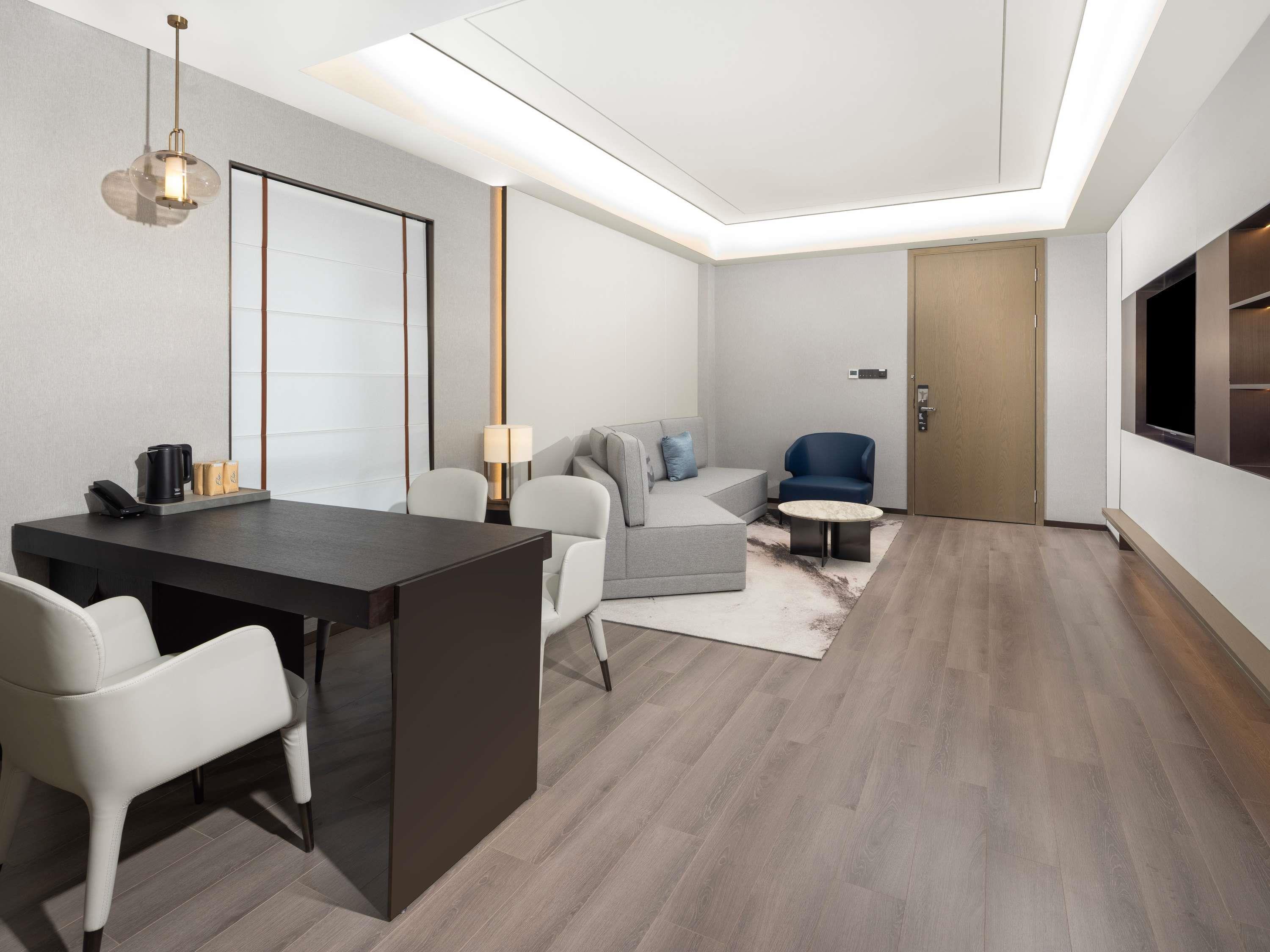 Suite Deluxe King Bed