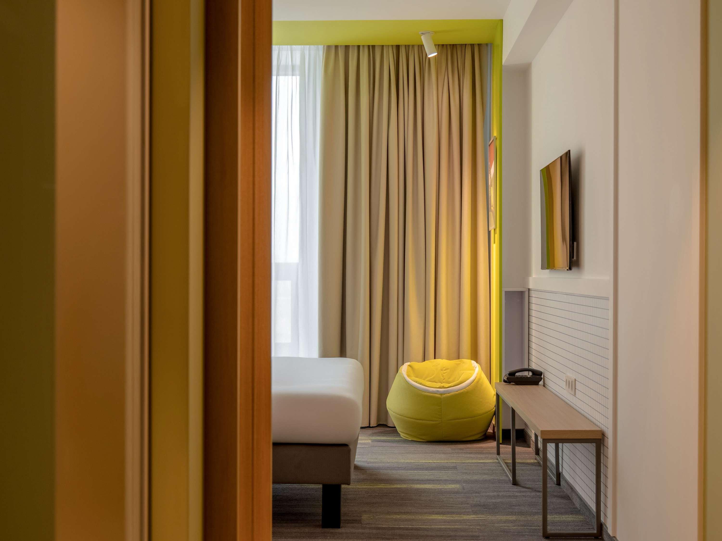 Double Queen Size Bed