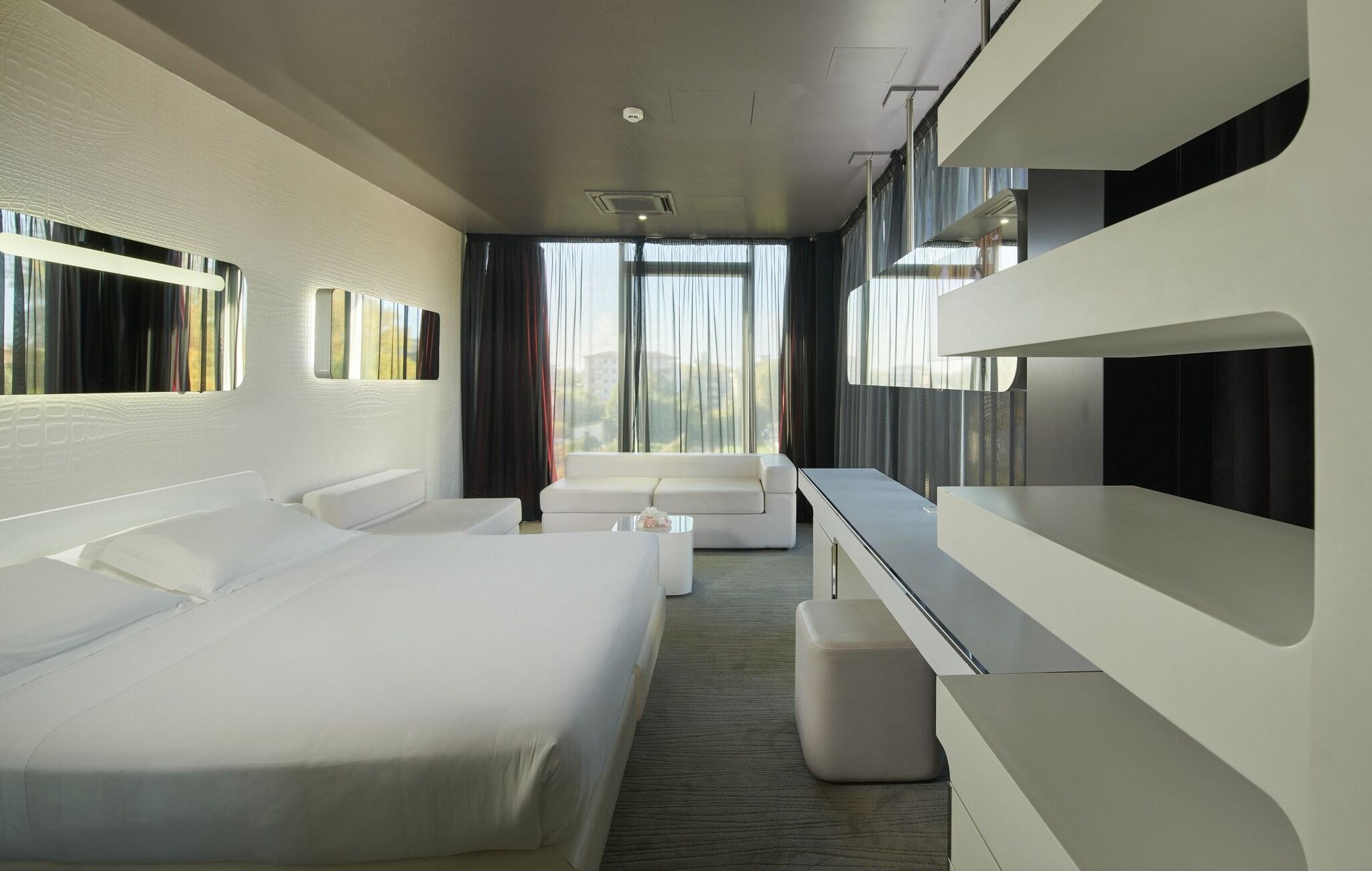 Junior Suite Queen Size Bed