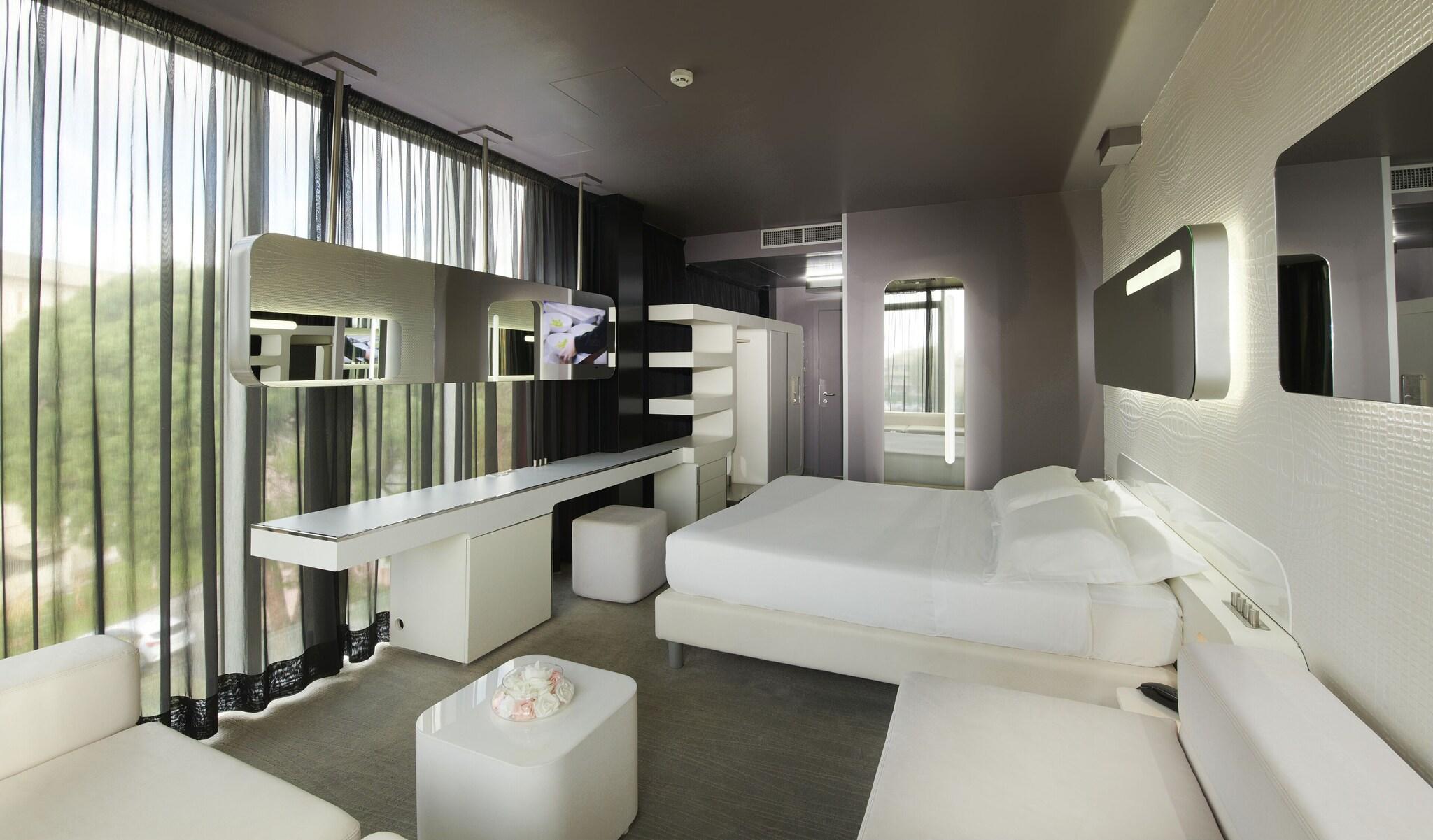 Junior Suite Queen Size Bed