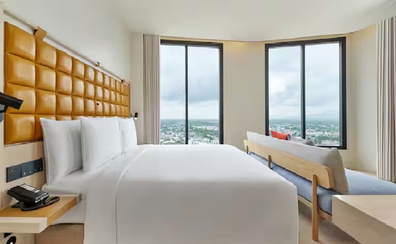 Studio Accessible King Size Bed