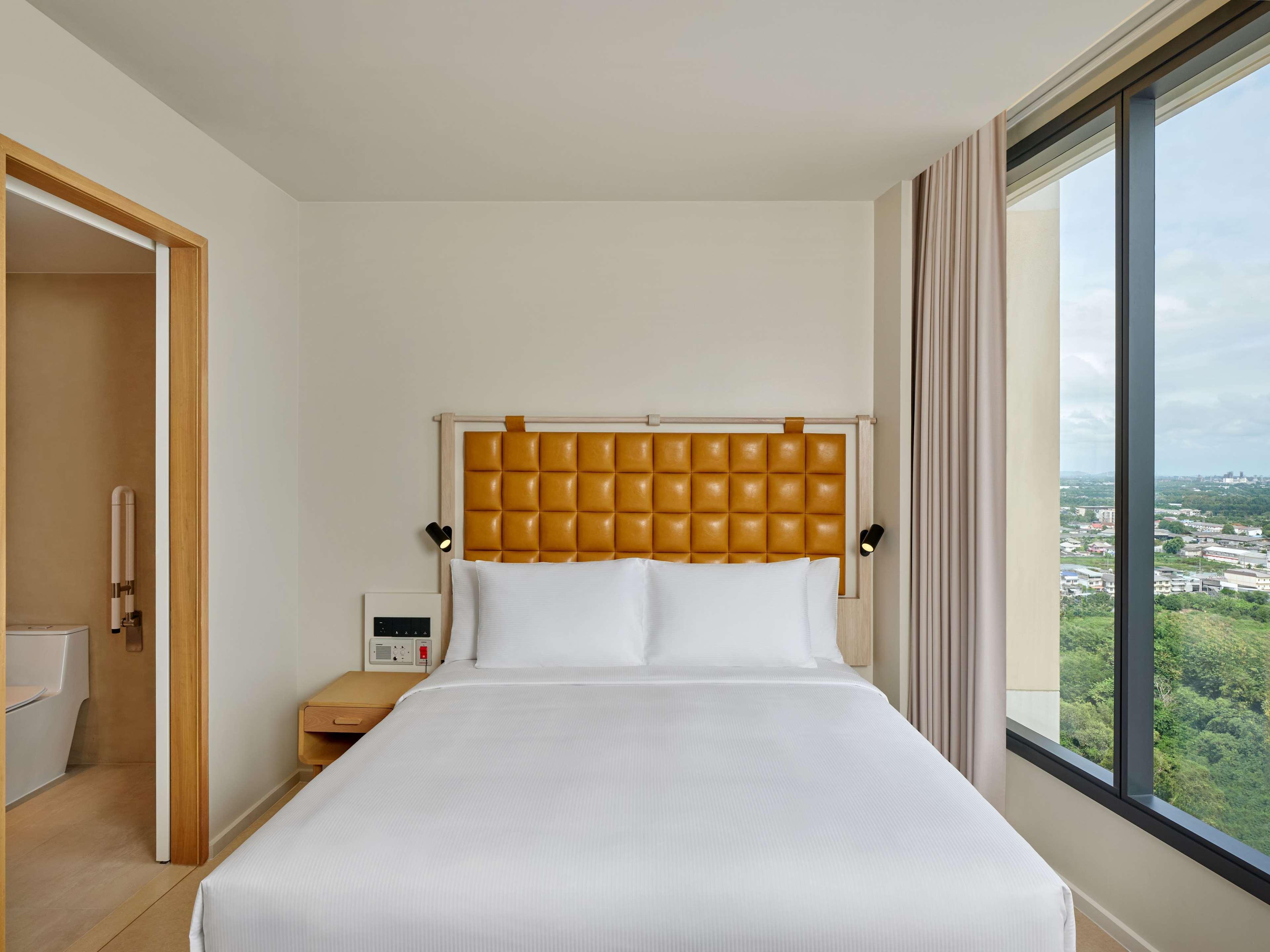 Studio Accessible King Size Bed