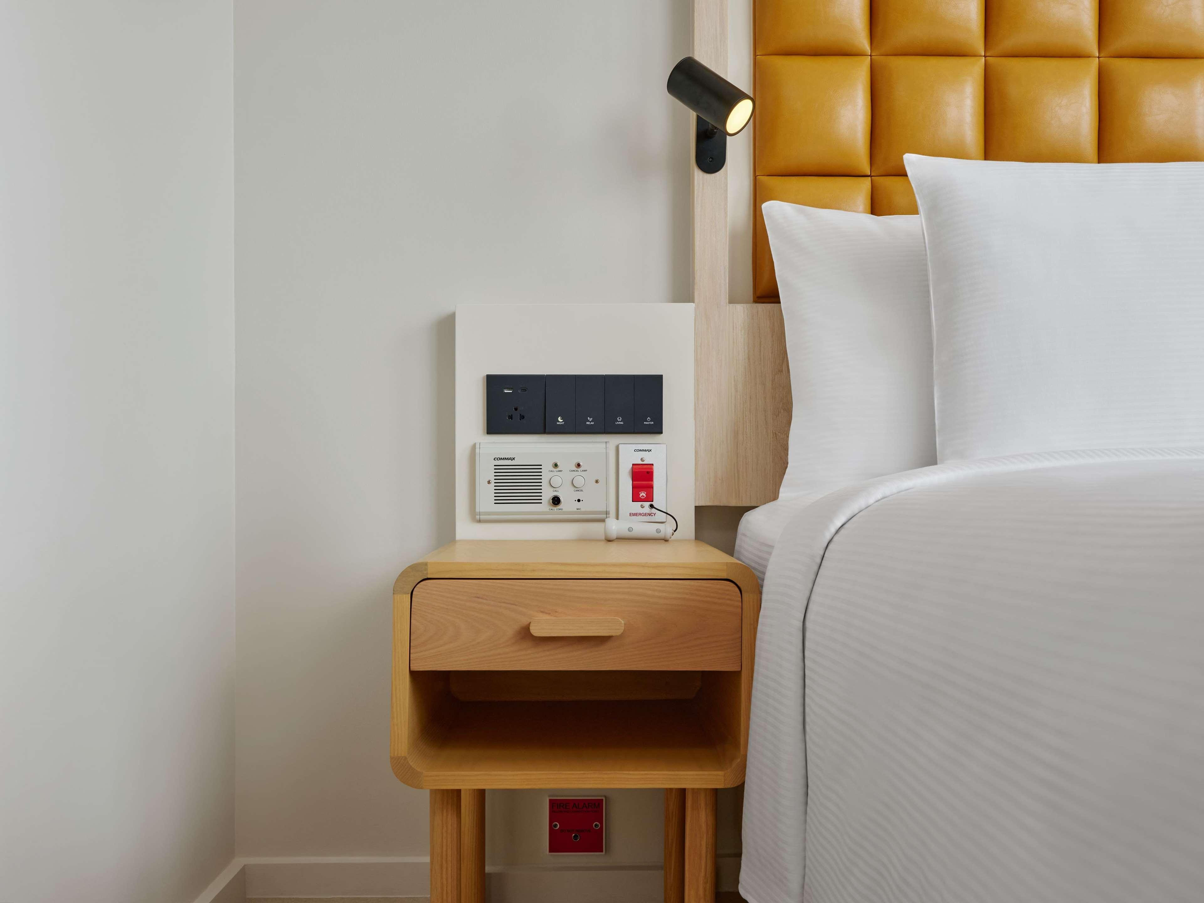 Studio Accessible King Size Bed