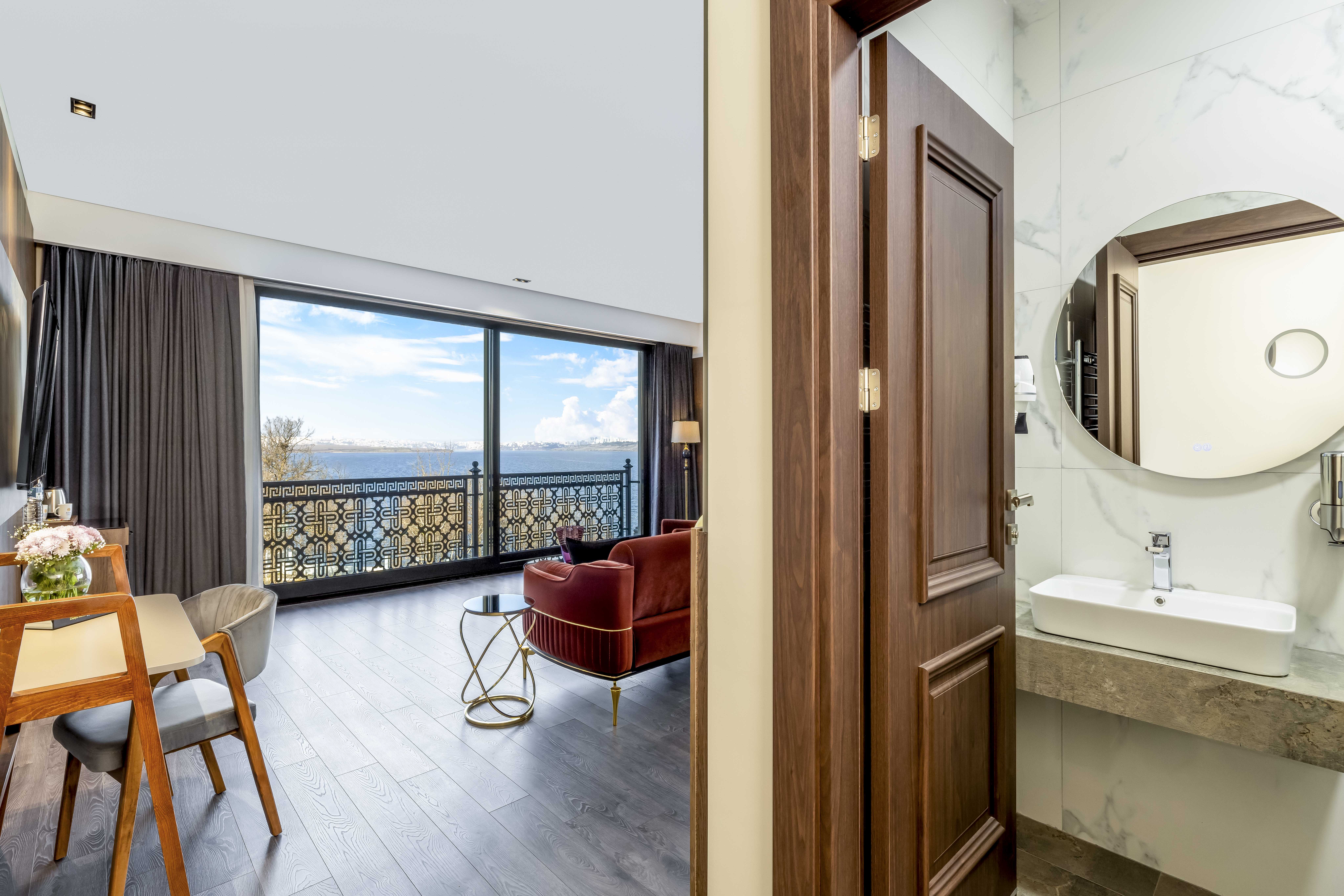 Suite Accessible King Size Bed