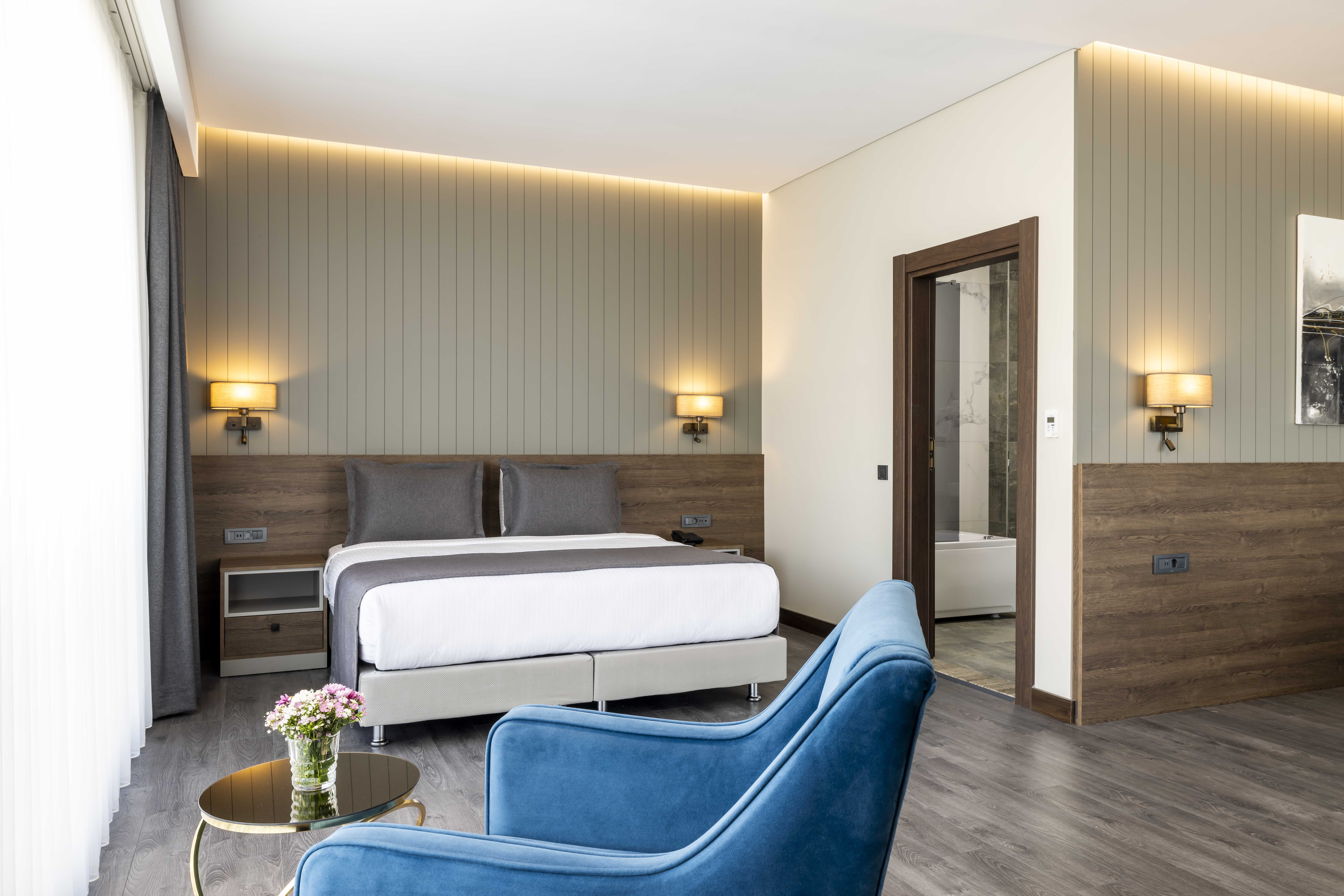 Suite Accessible King Size Bed