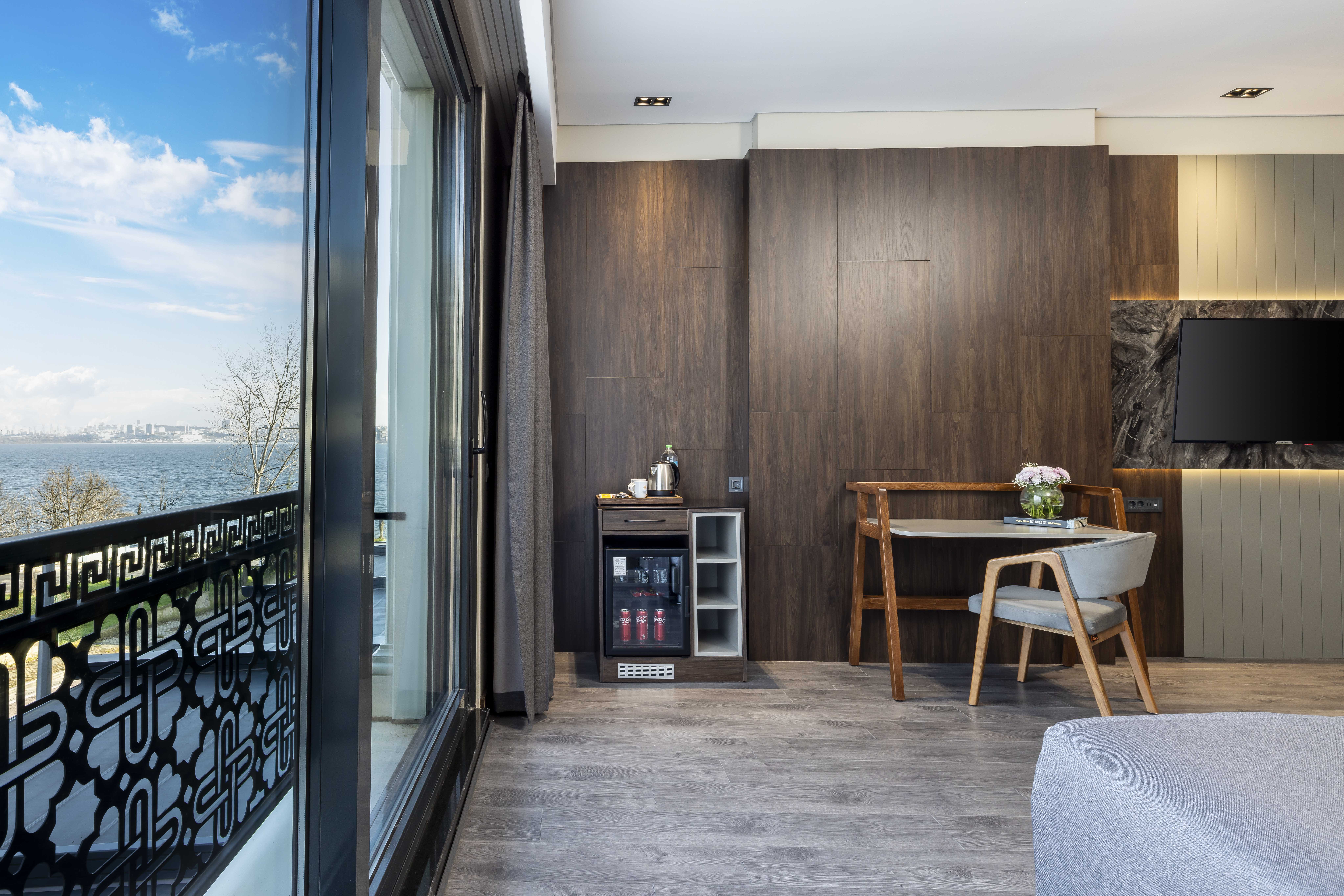 Family Room Lake View