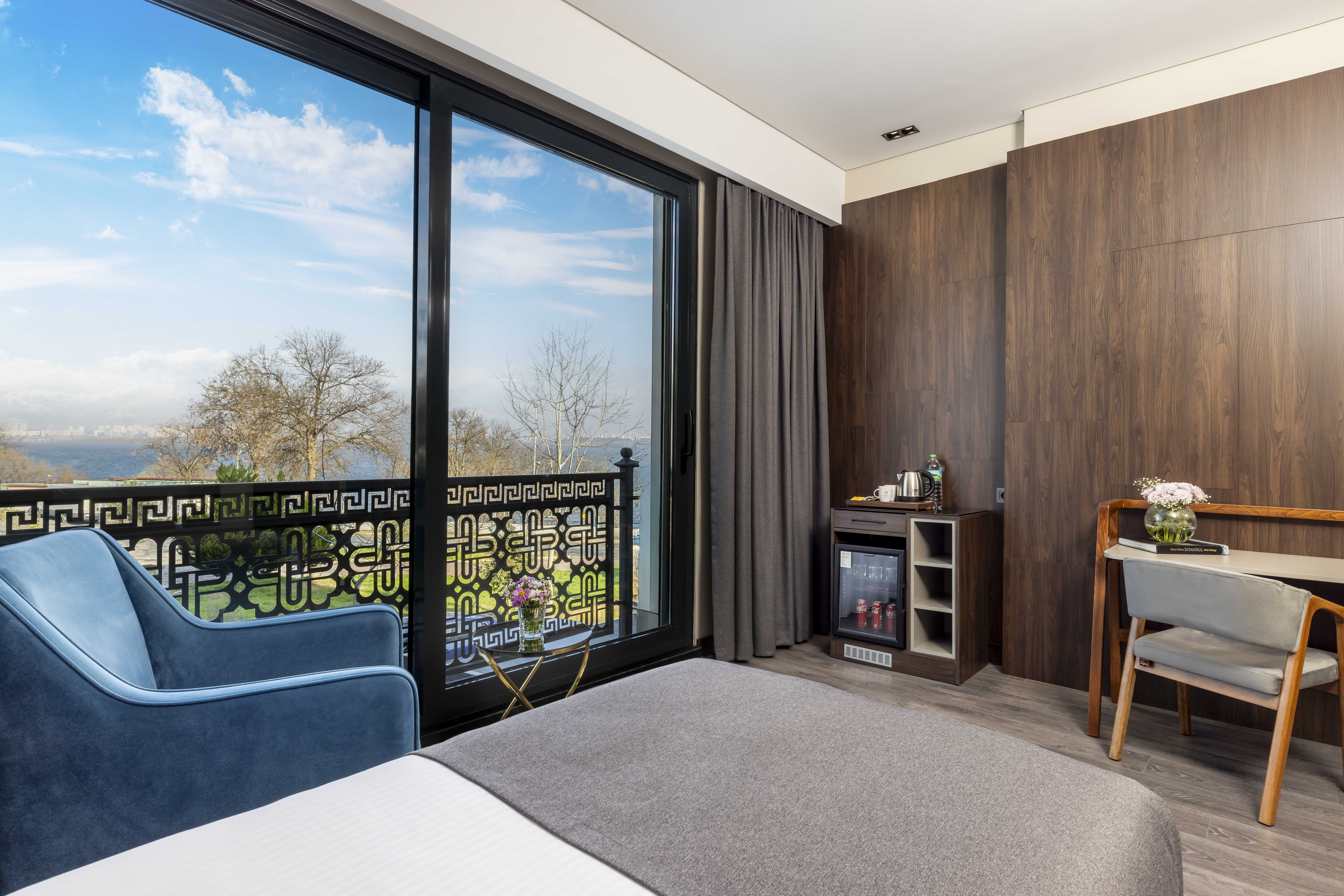 Family Room Lake View