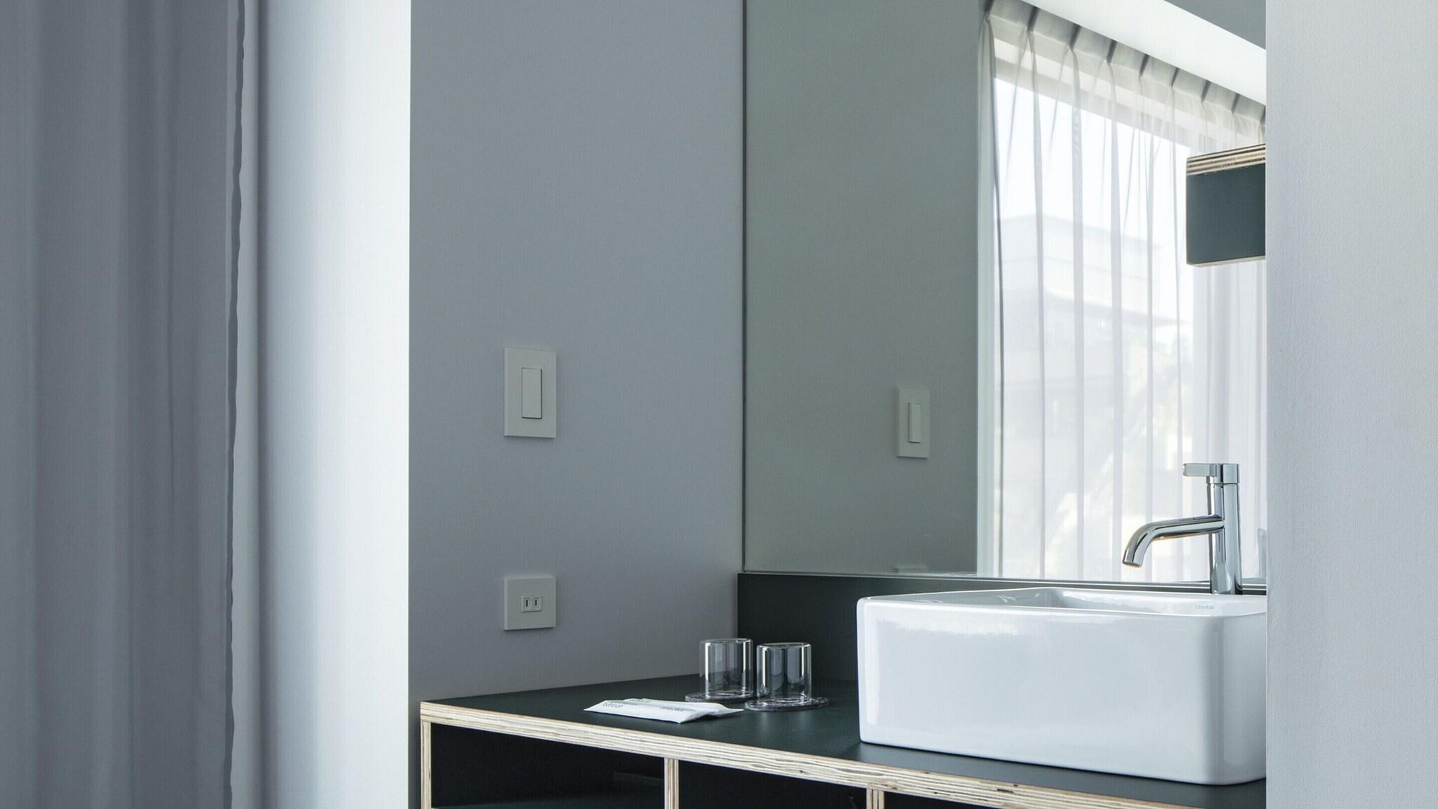 Single Economy Non Smoking