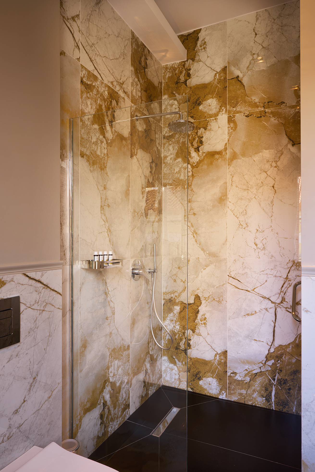 Suite Deluxe Queen Bed