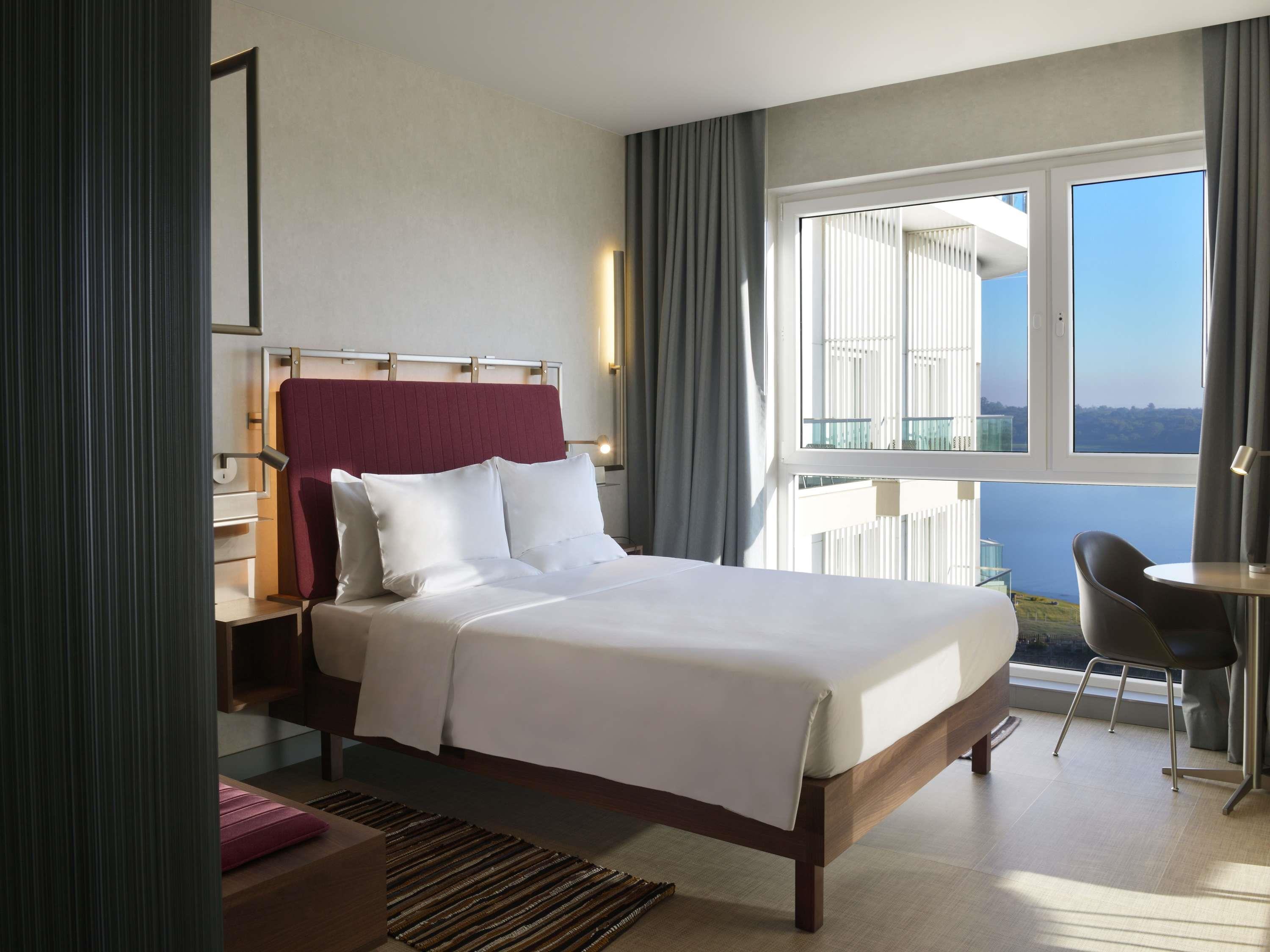 Double Executive Queen Bed