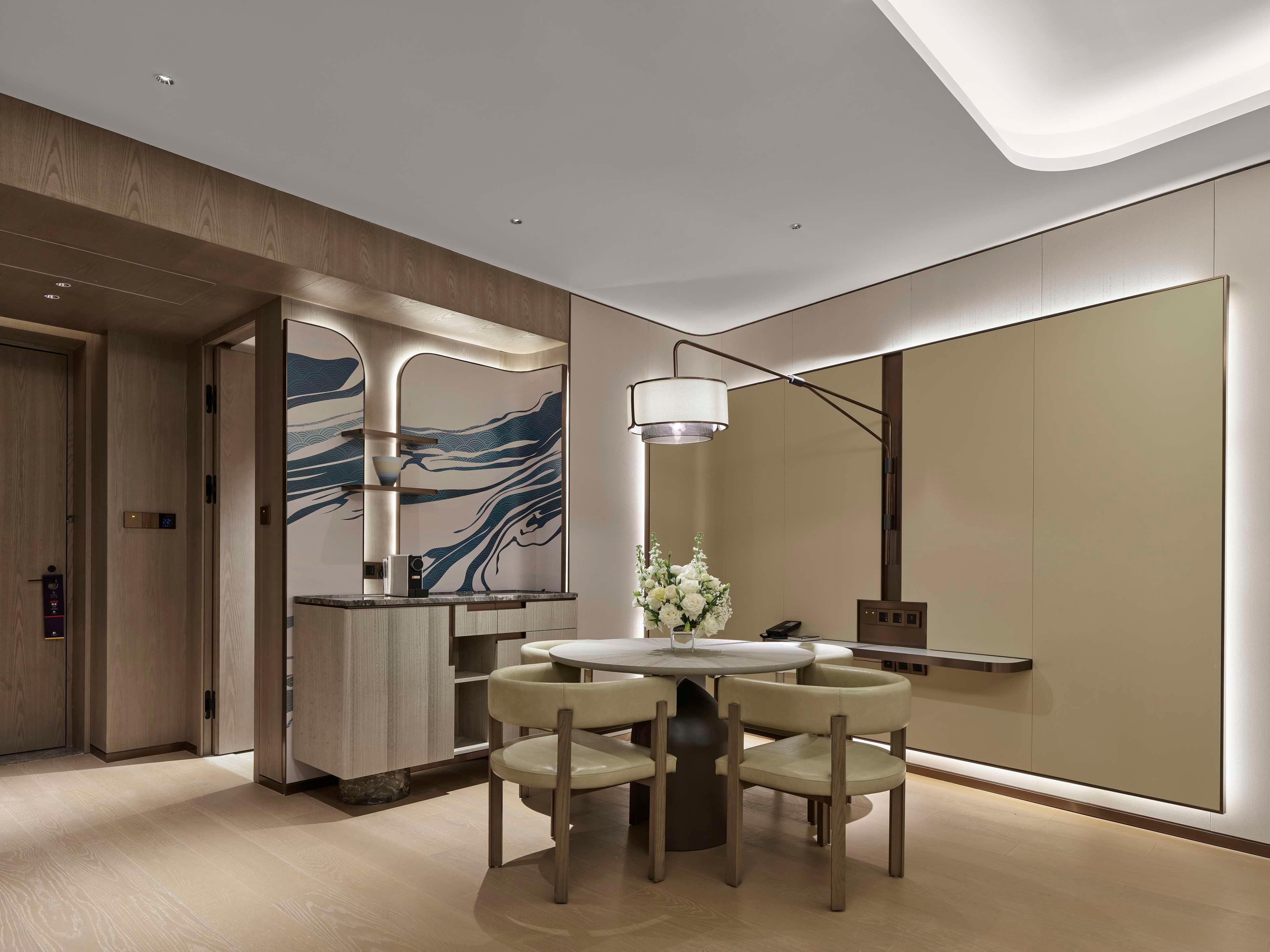 Suite Deluxe King Bed