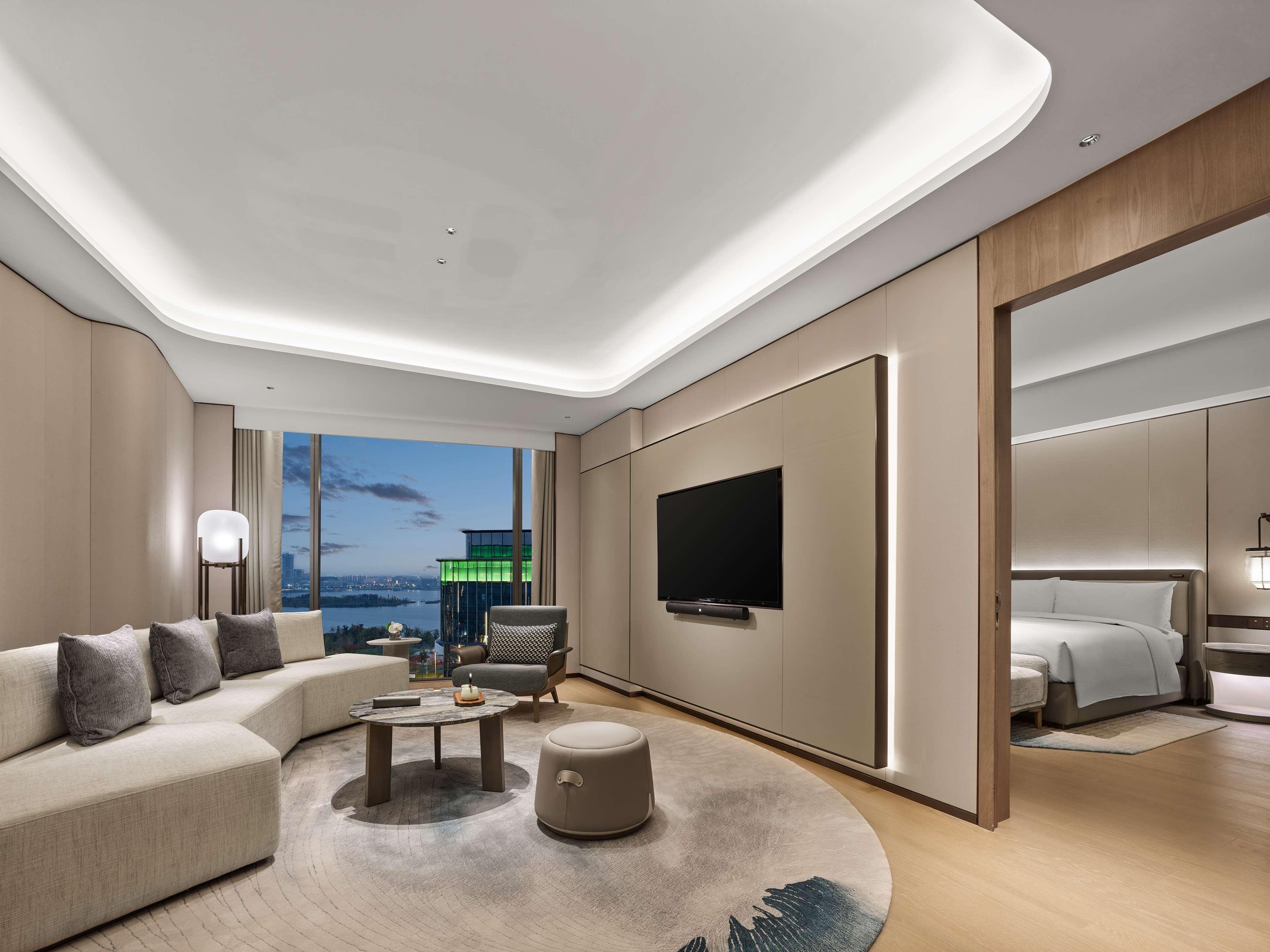 Suite Deluxe King Bed