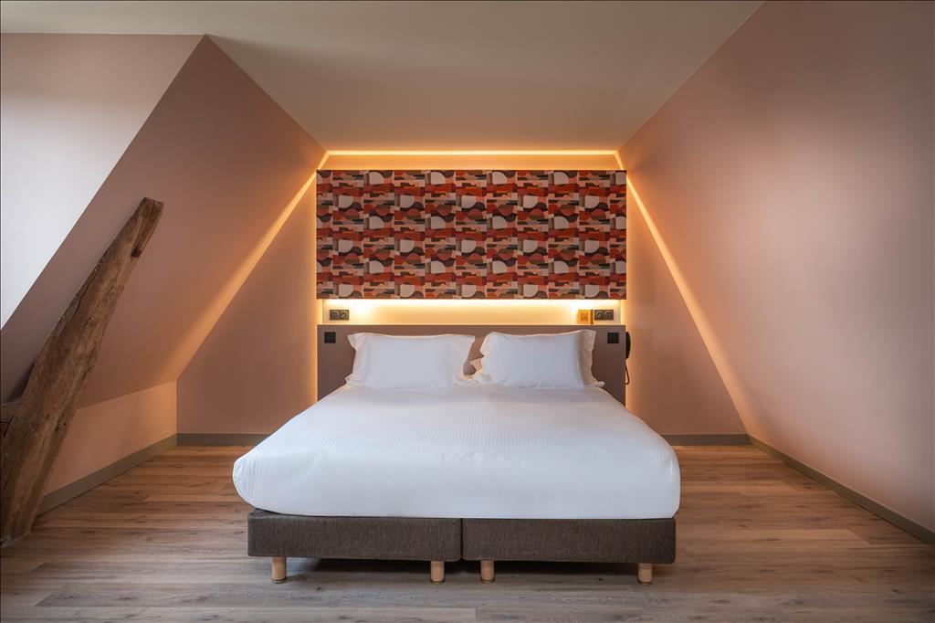 Family Room Club Queen Bed