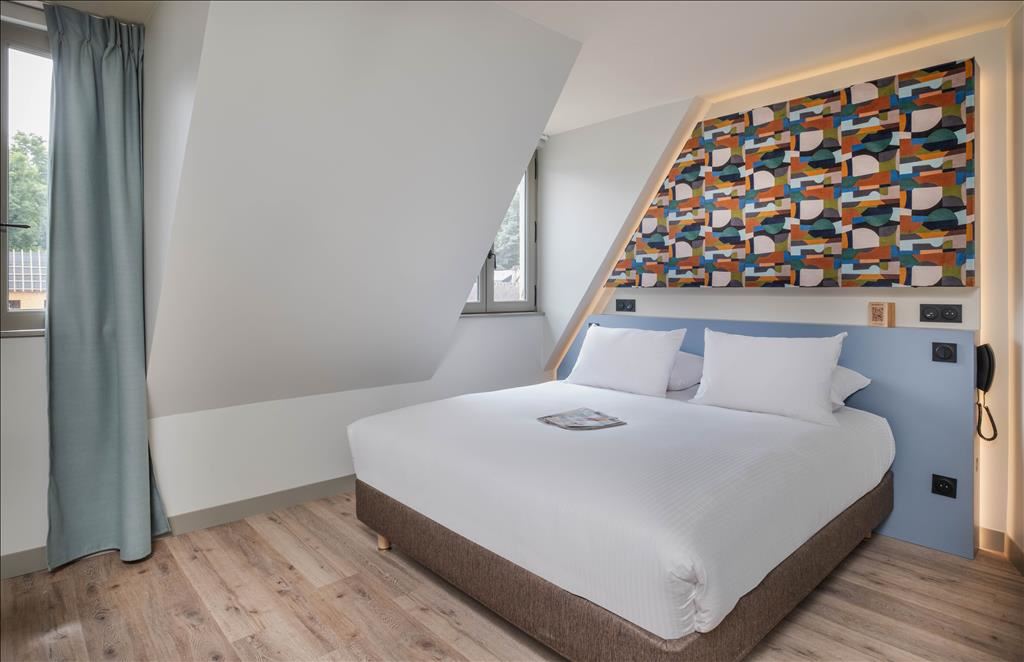 Family Room Club Queen Bed