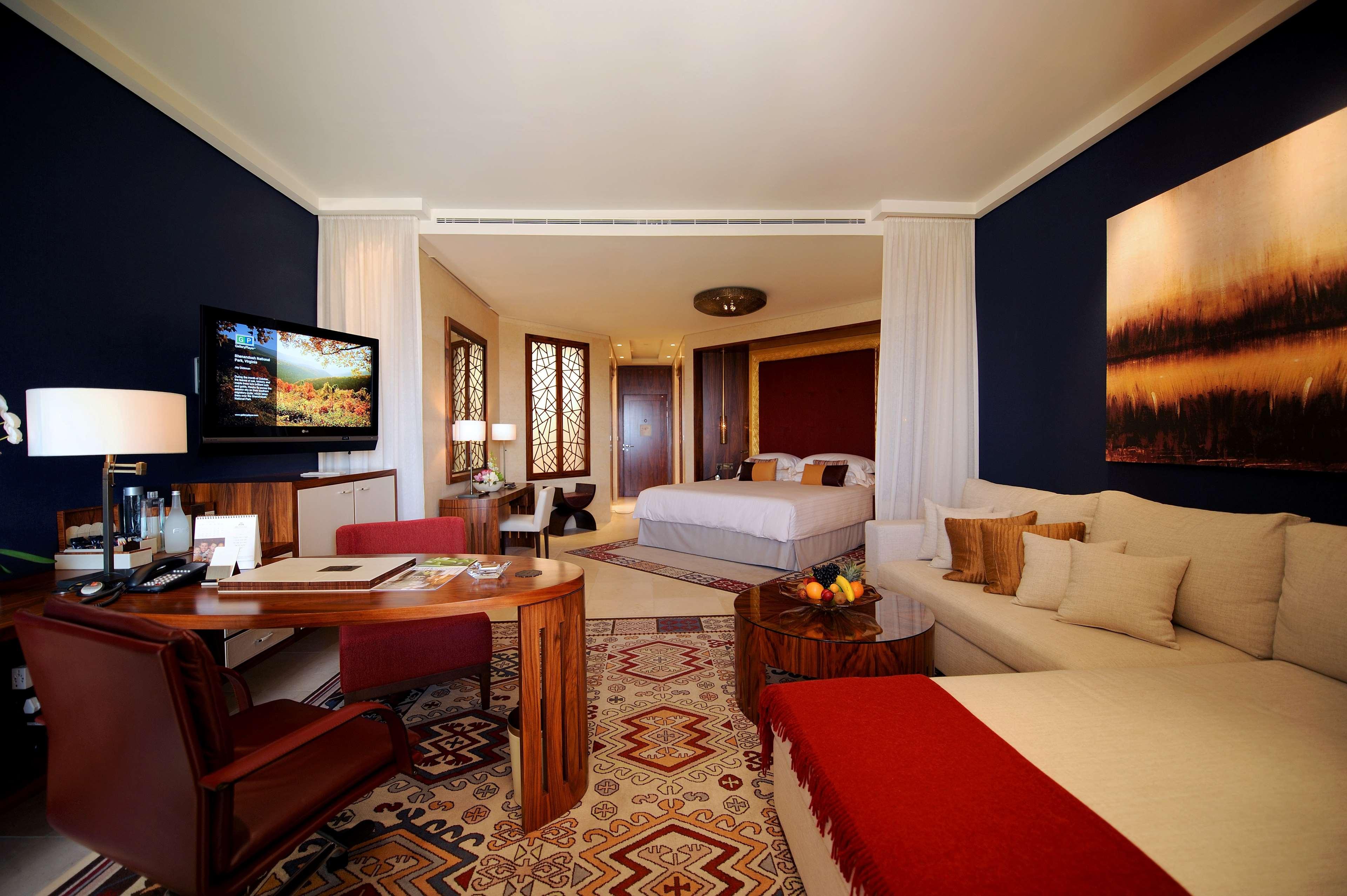 Room Club King Bed