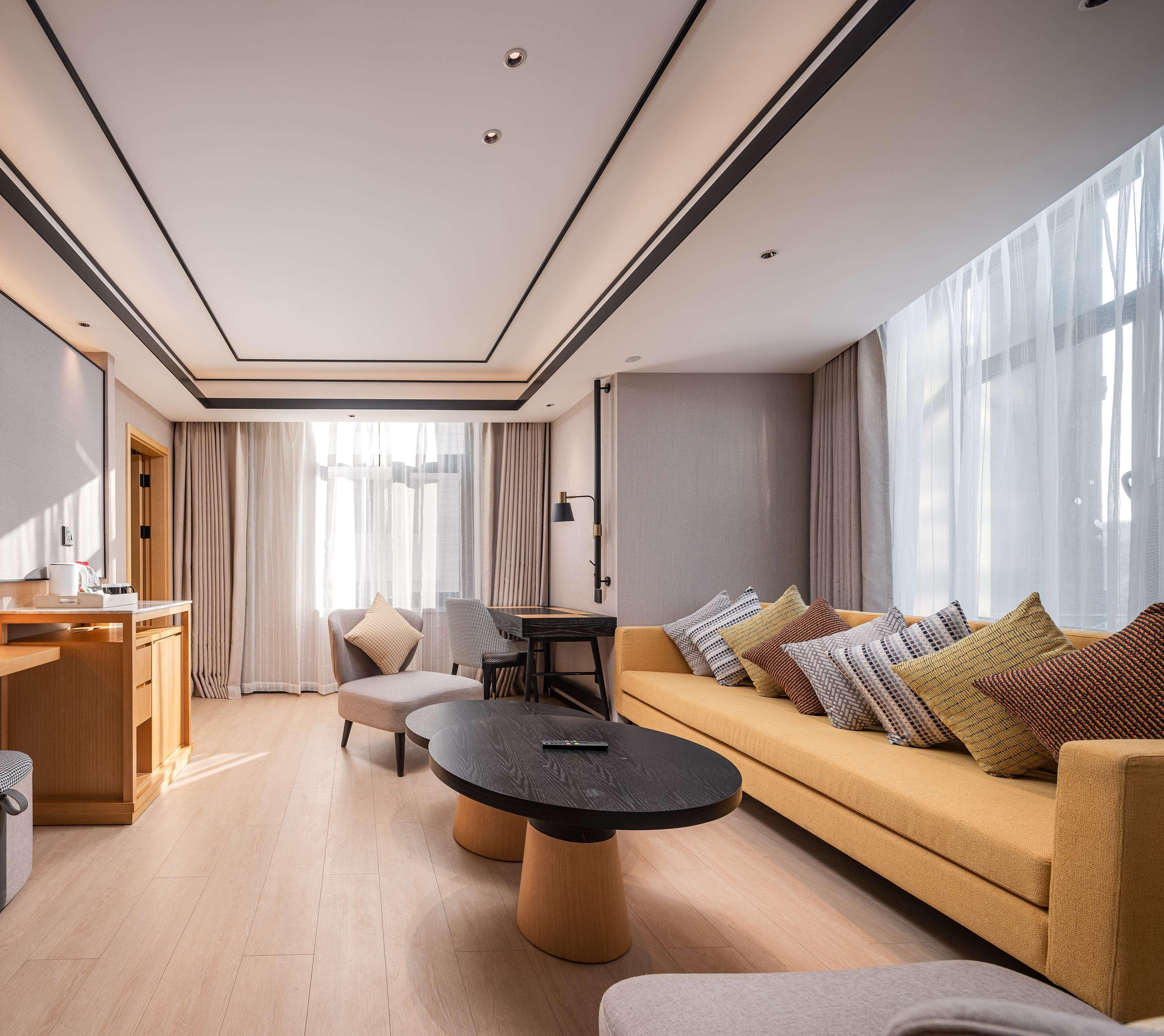 Suite Deluxe King Bed