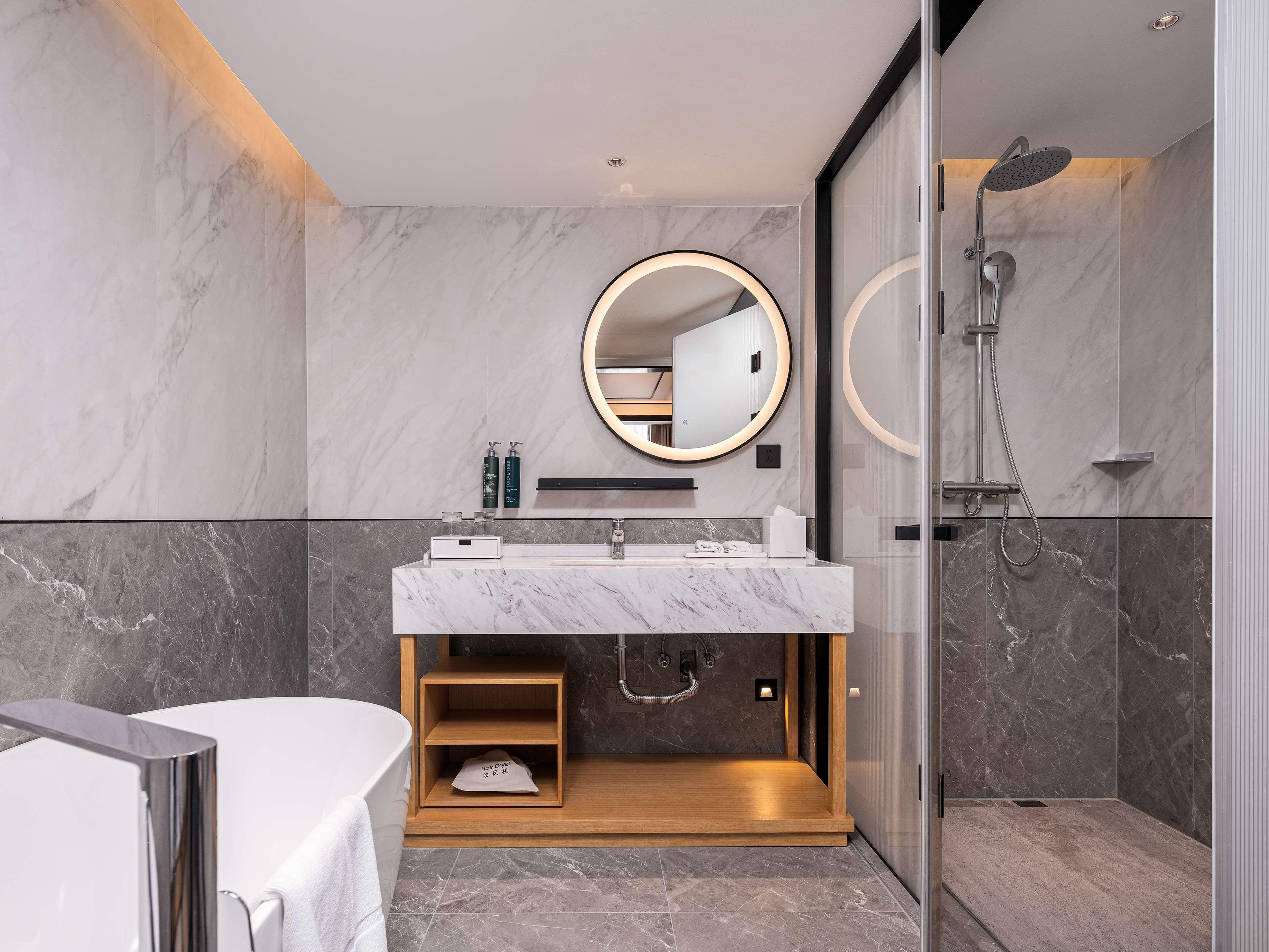 Suite Deluxe King Bed