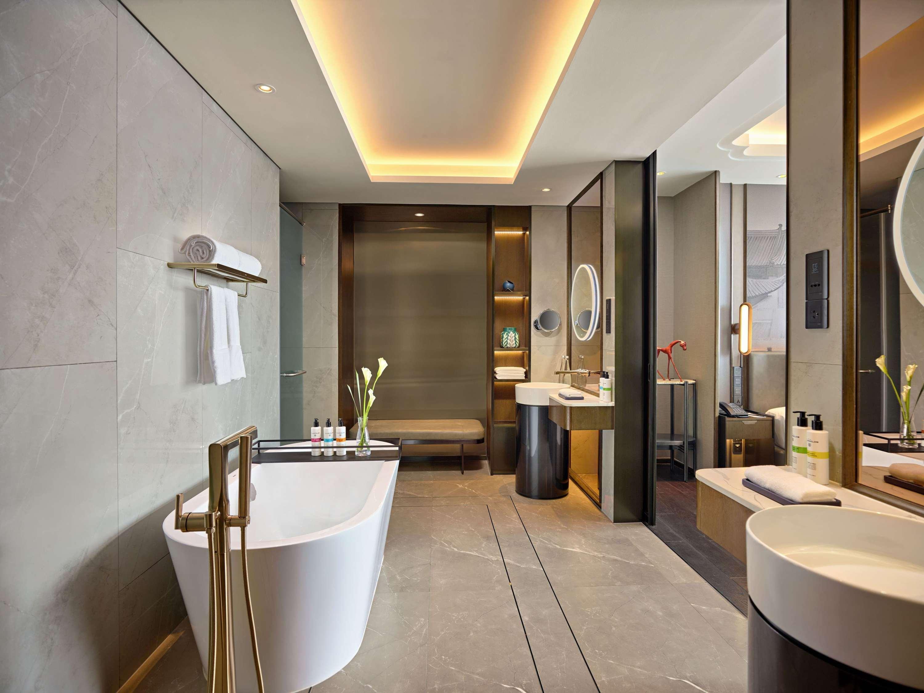 Suite Deluxe King Bed