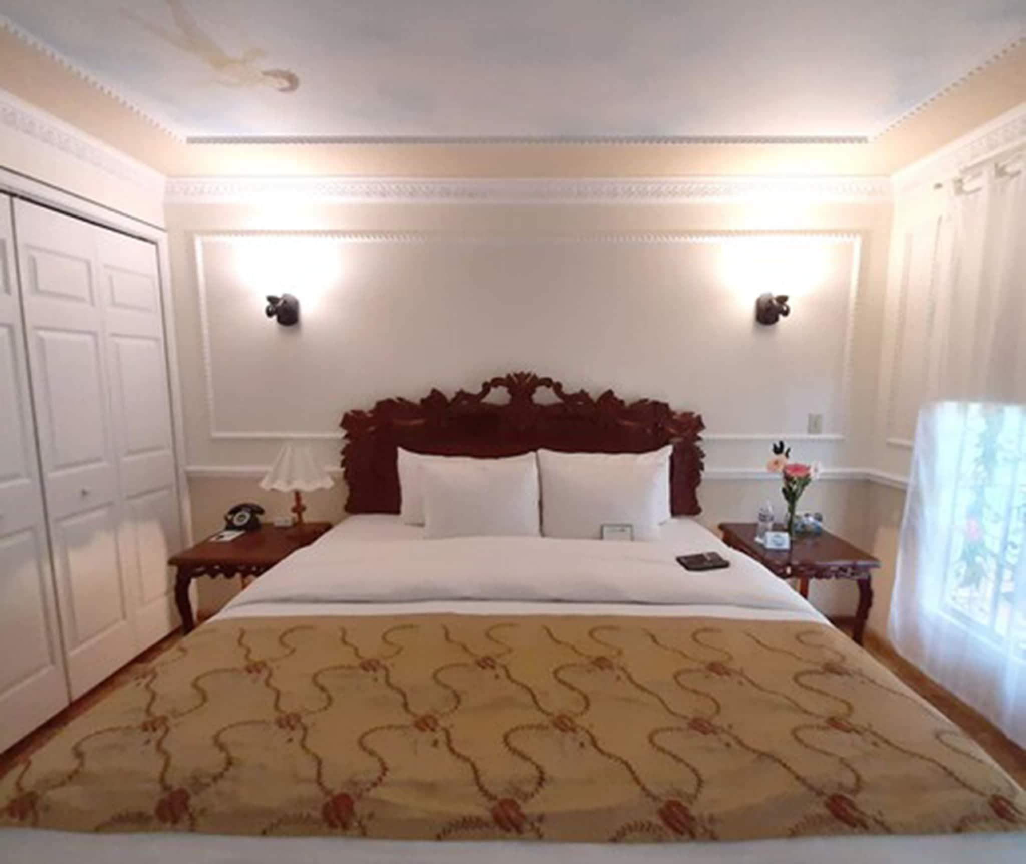 Suite King Size Bed