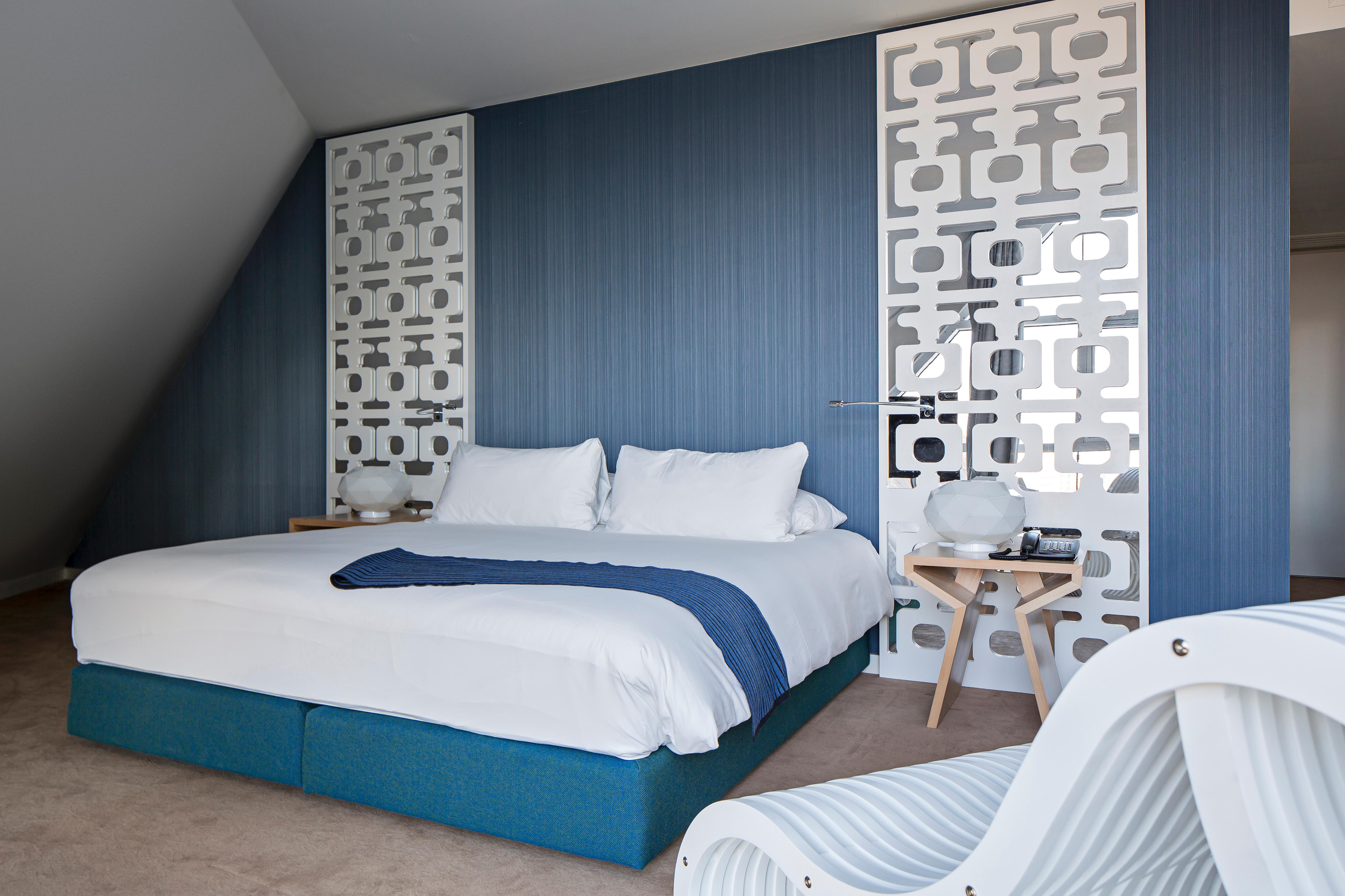 Double City View Queen Bed