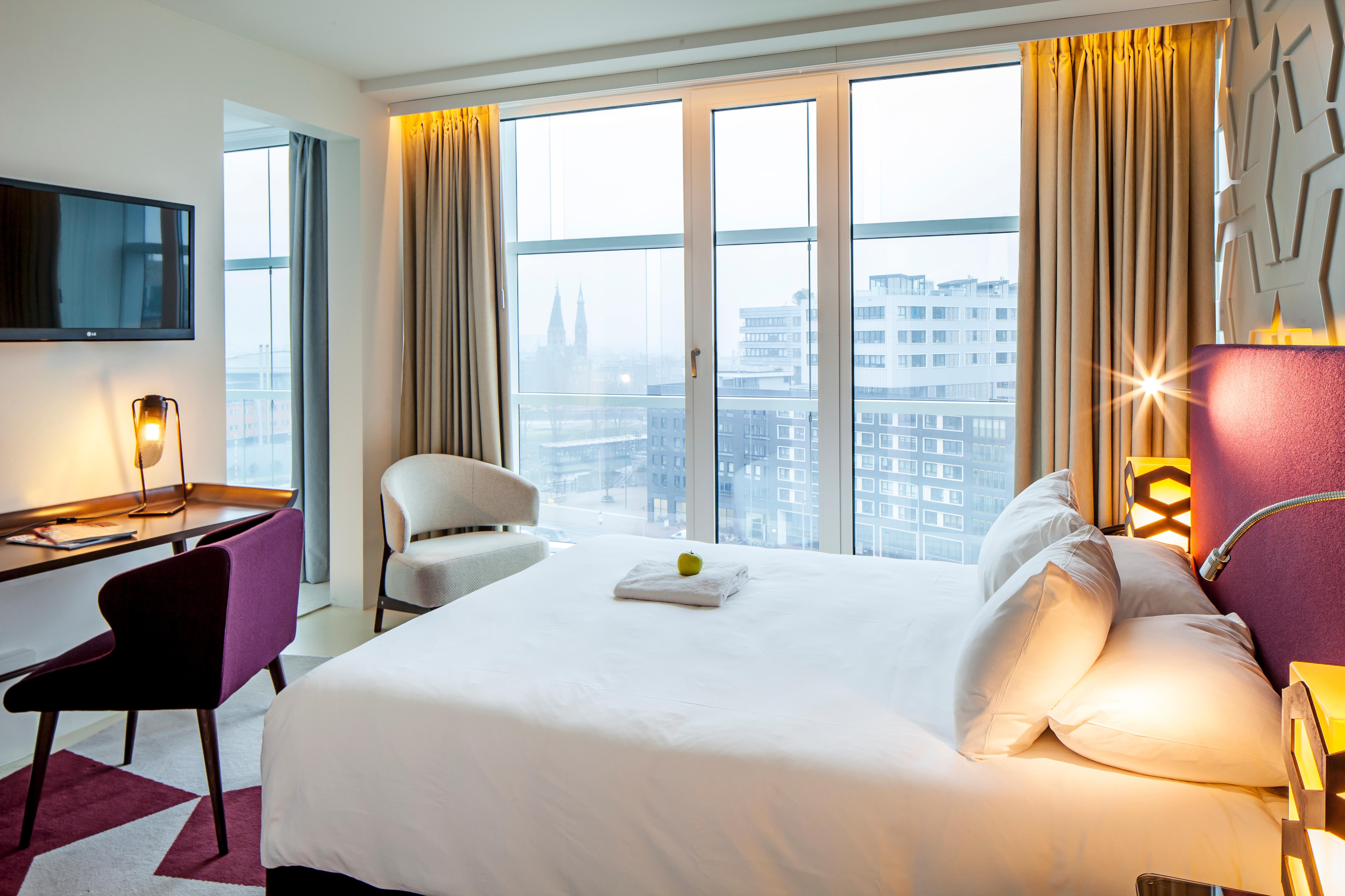 Double Single City View Queen Bed