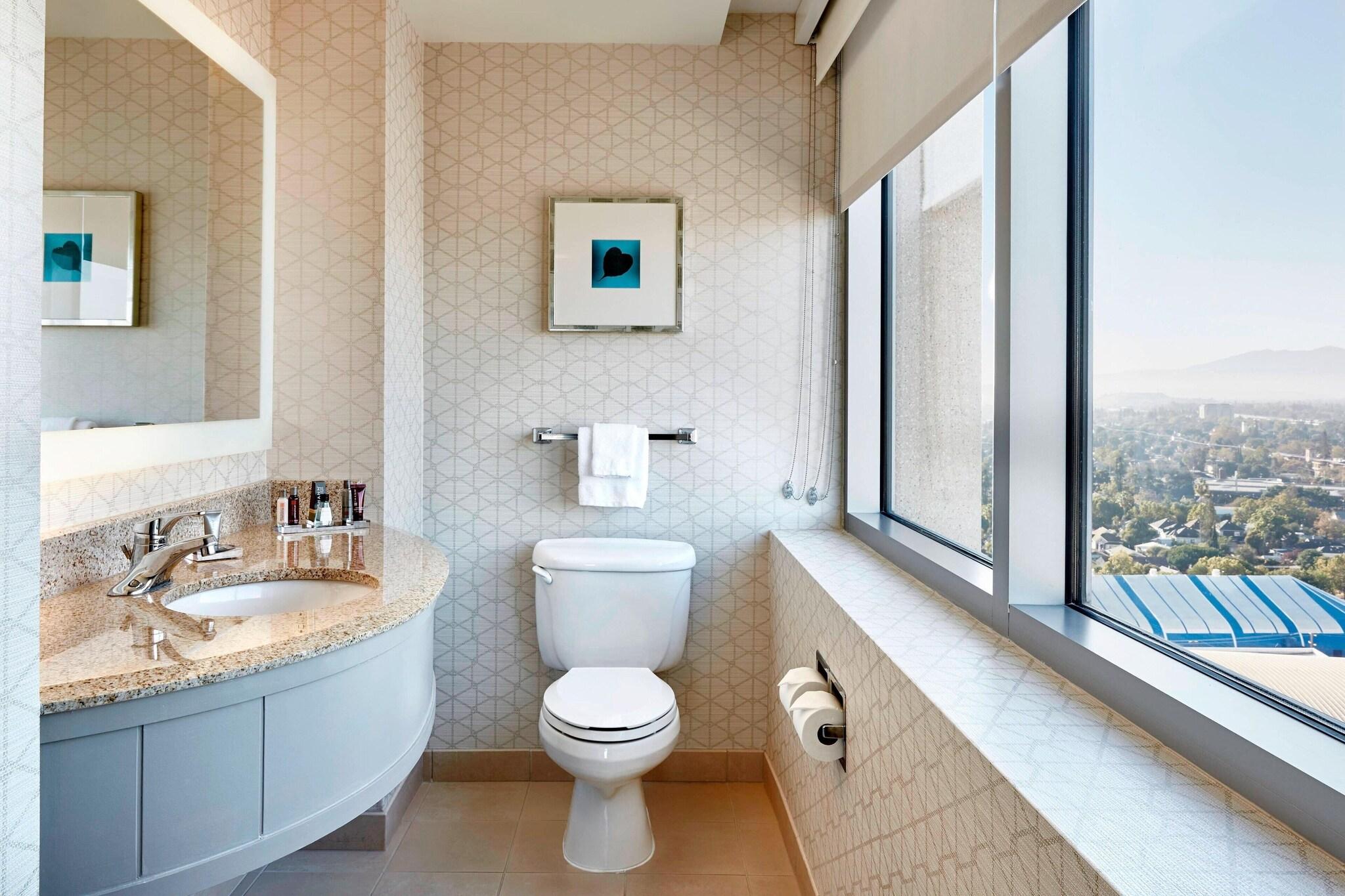 Junior Suite City View King Bed