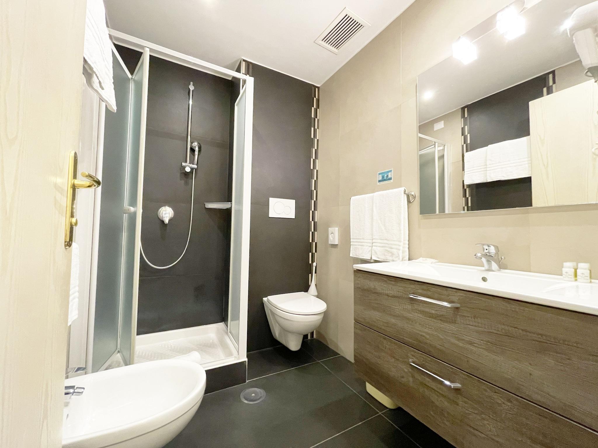 Double Classic Queen Bed