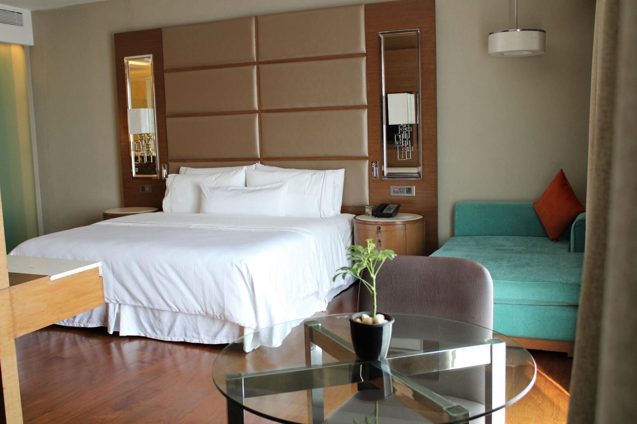 Double Pool View King Bed