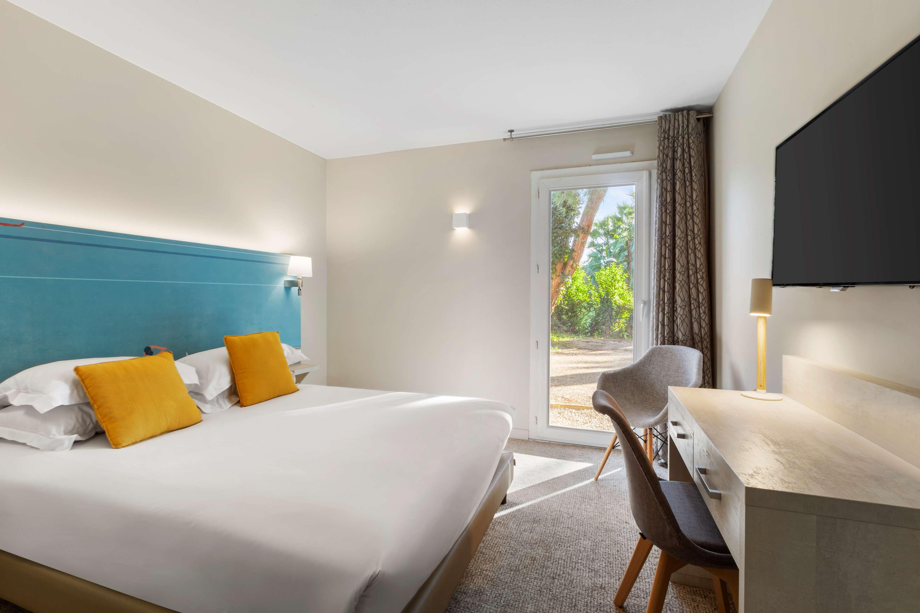 Double Classic Queen Bed