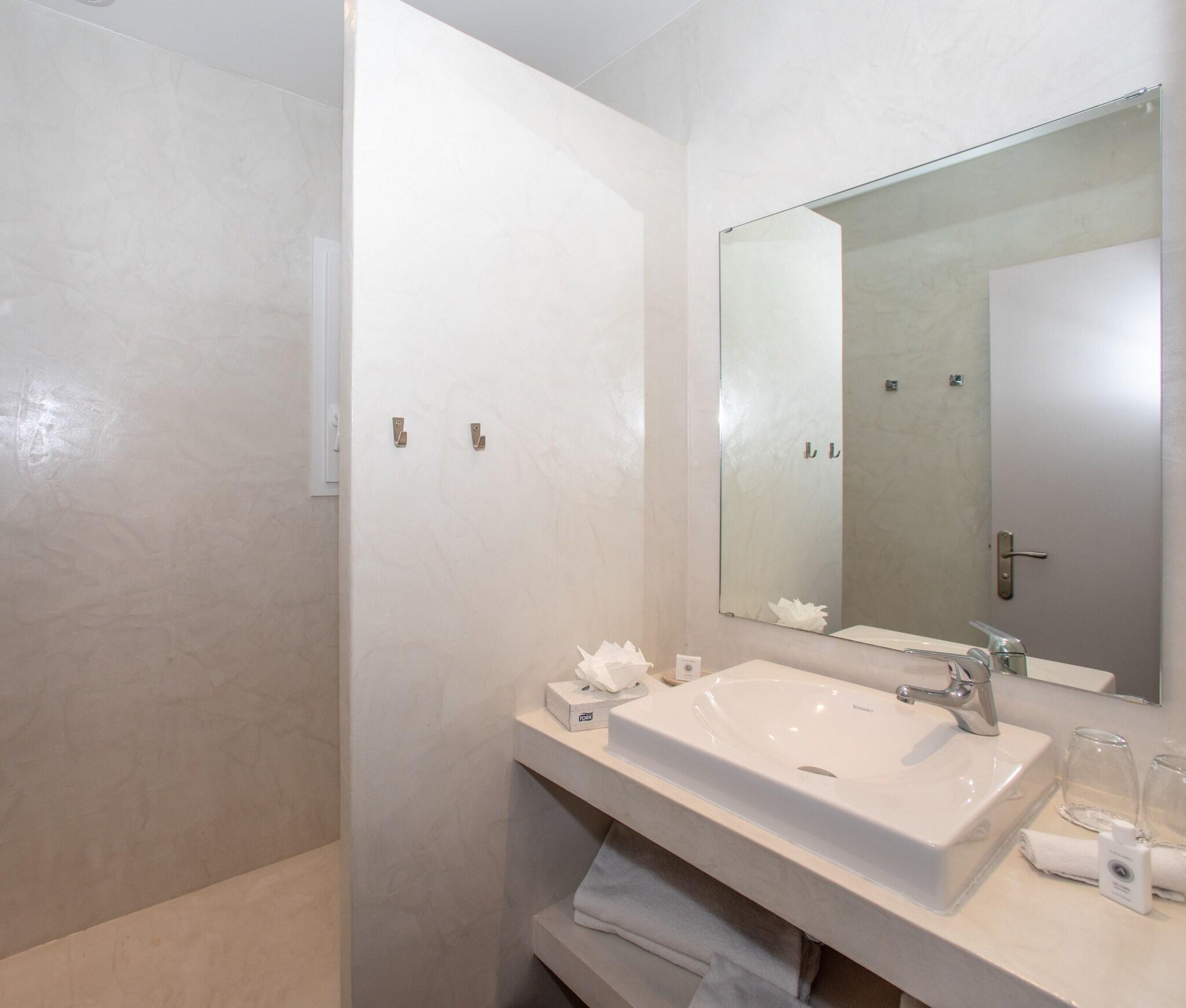 Double Classic Queen Bed