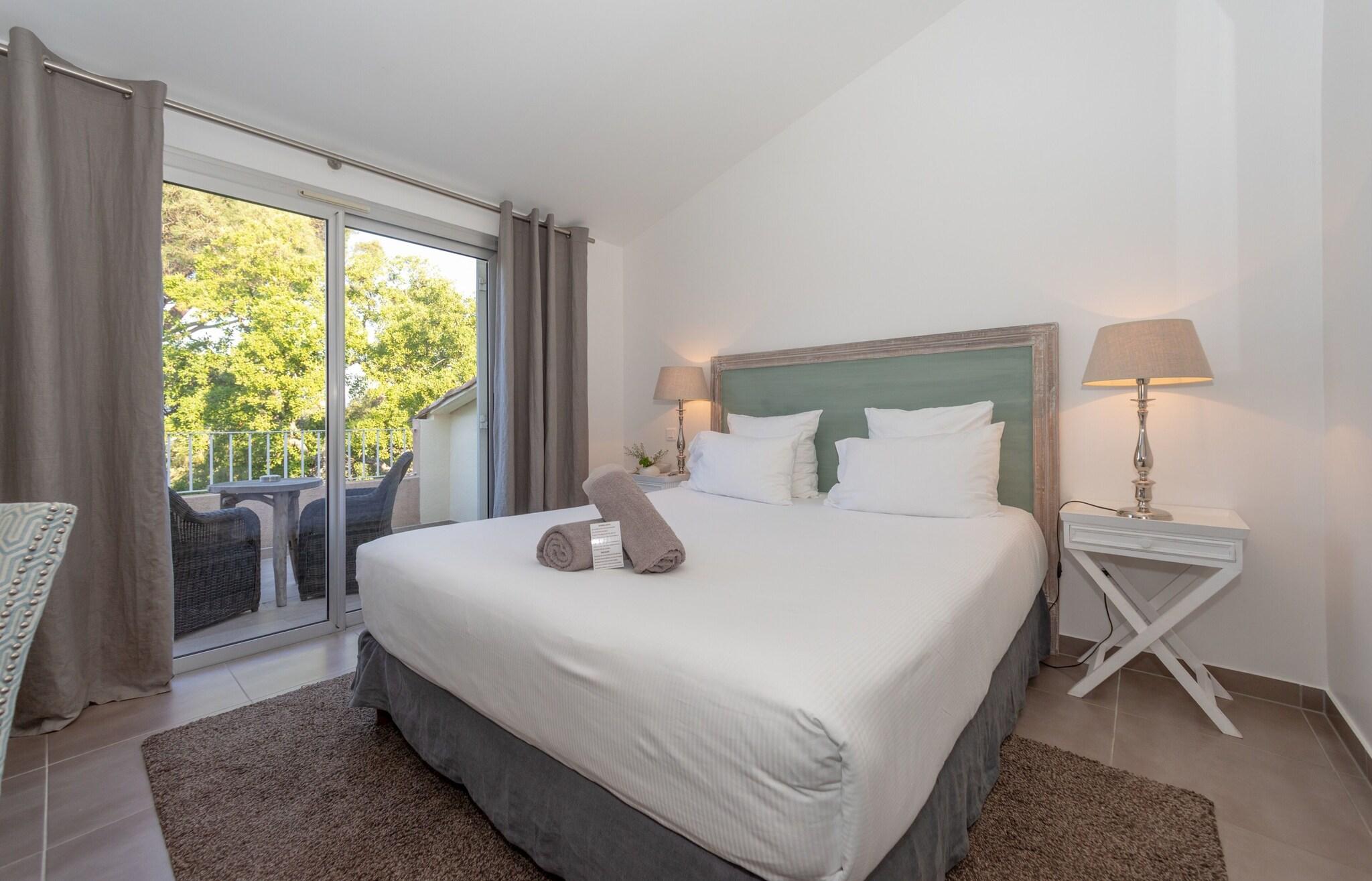 Double Classic Queen Bed