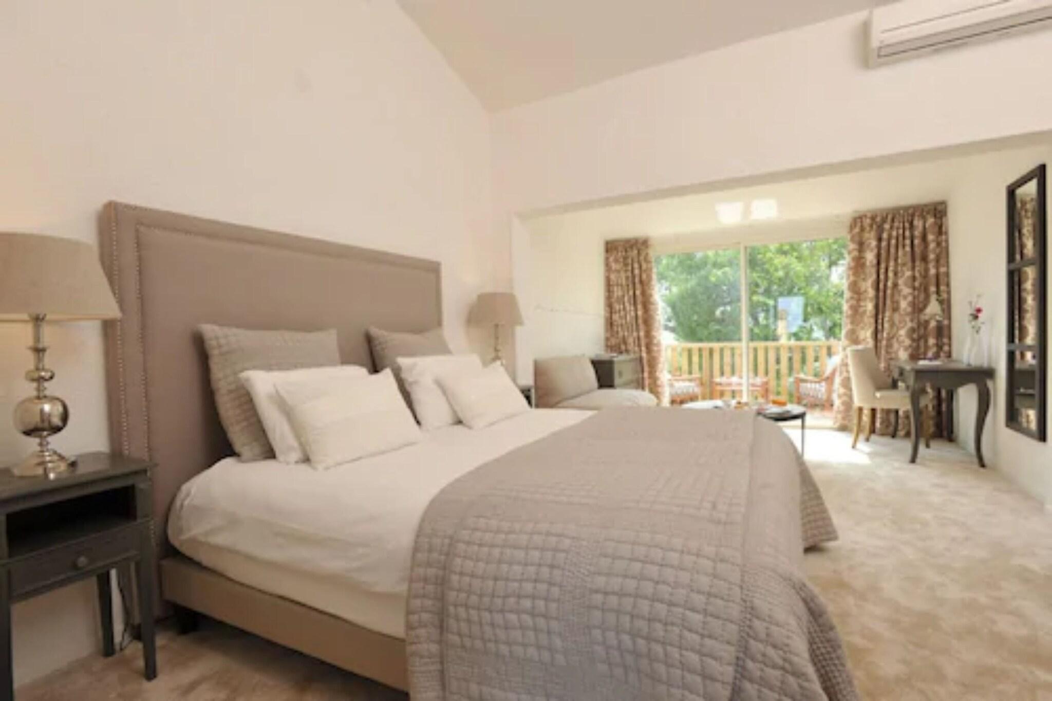 Double Deluxe King Bed