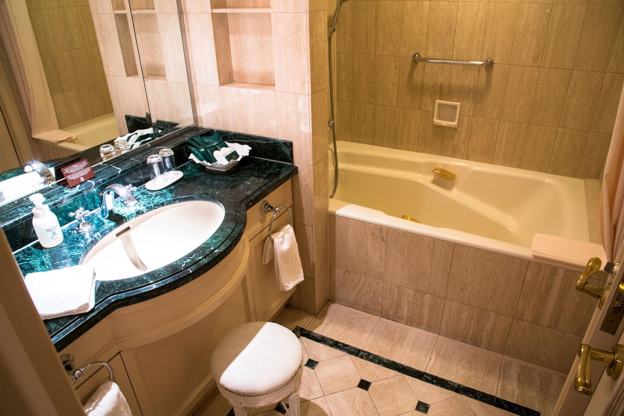 Double Deluxe Queen Bed