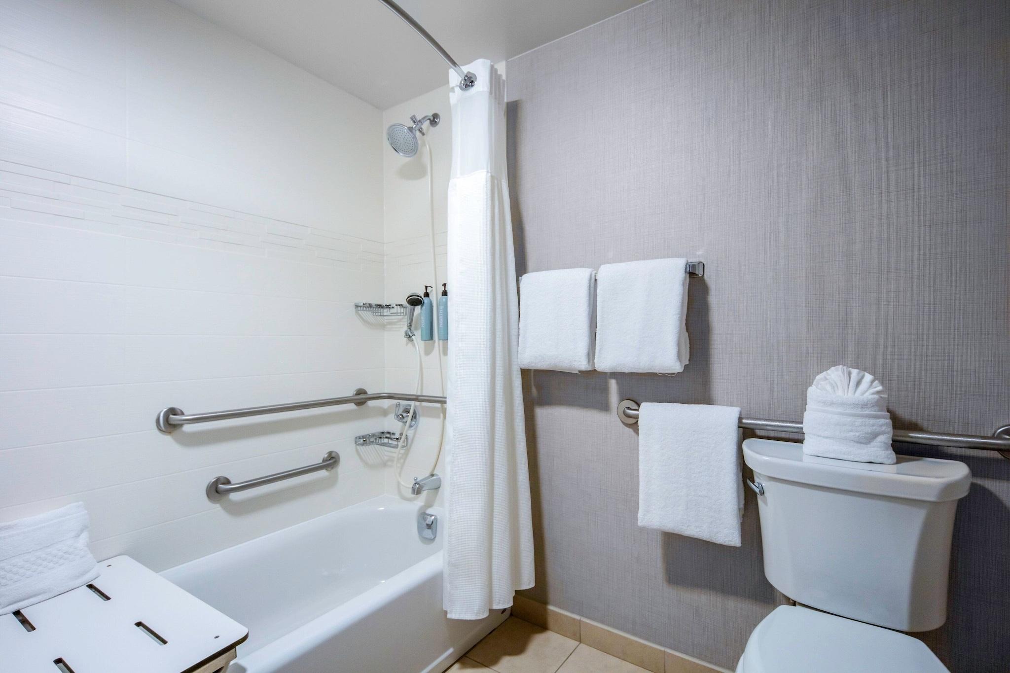 Suite Accessible King Size Bed