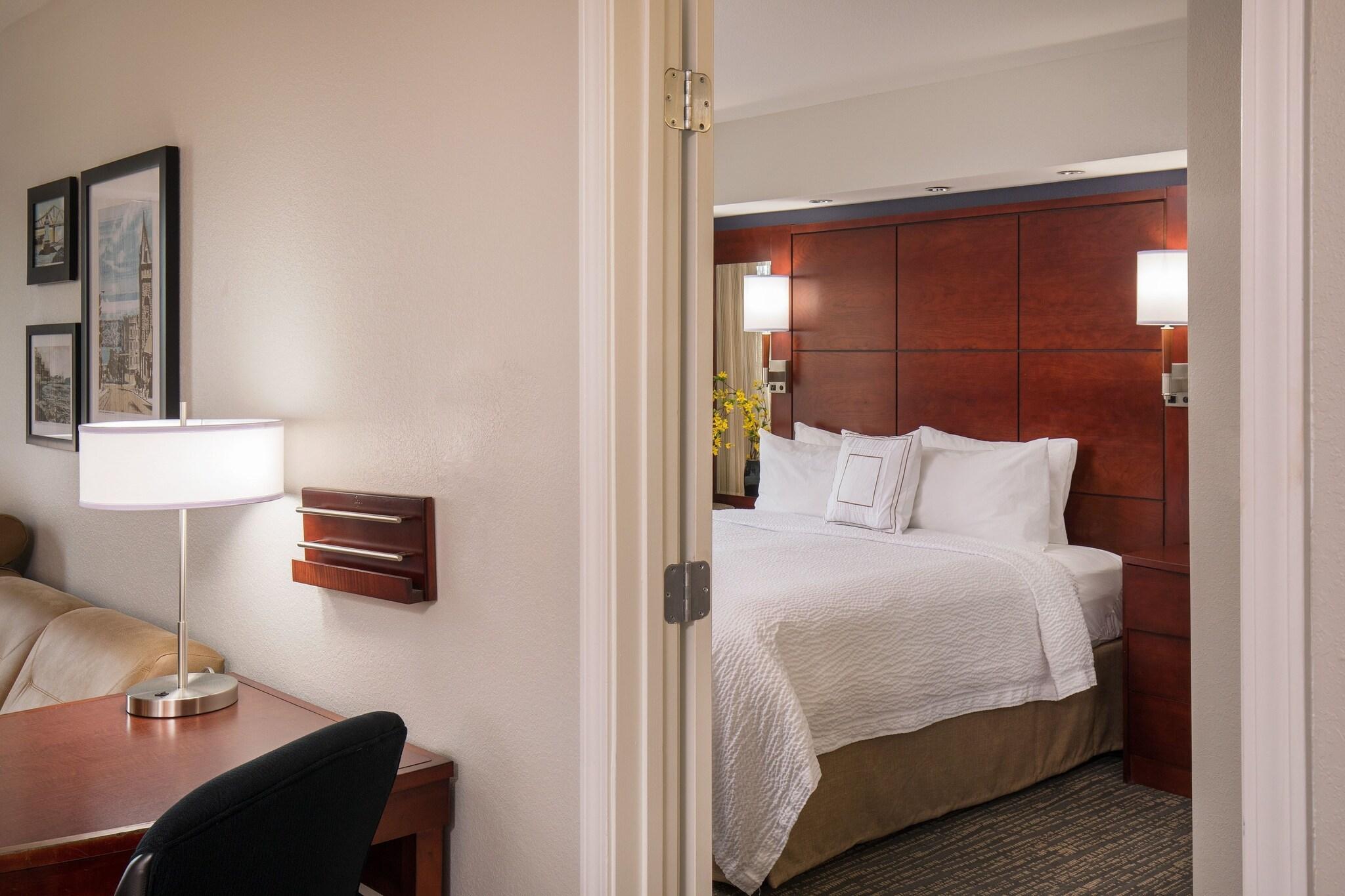 Suite Accessible King Size Bed