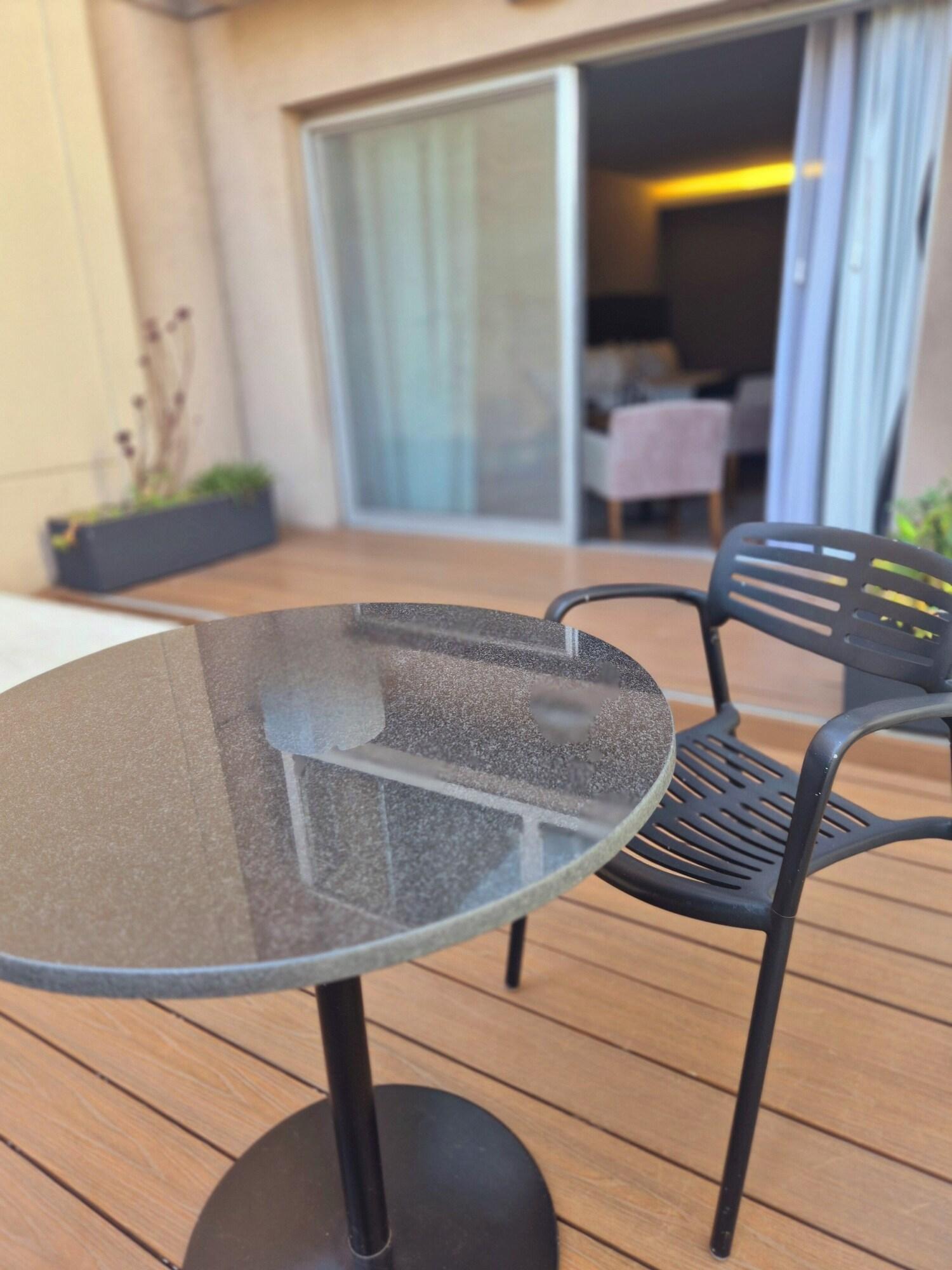 Studio King Size Bed