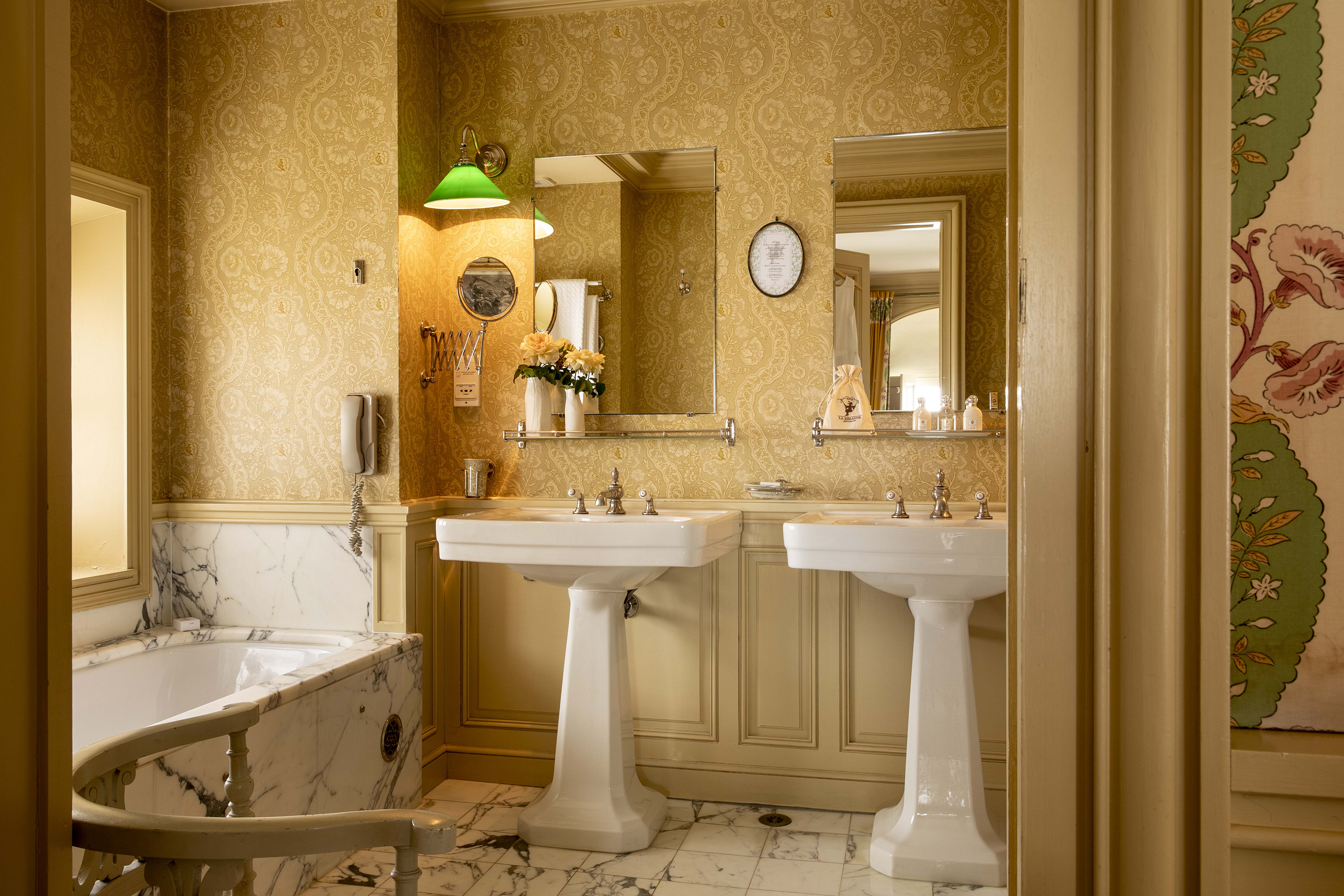 Double Deluxe King Bed