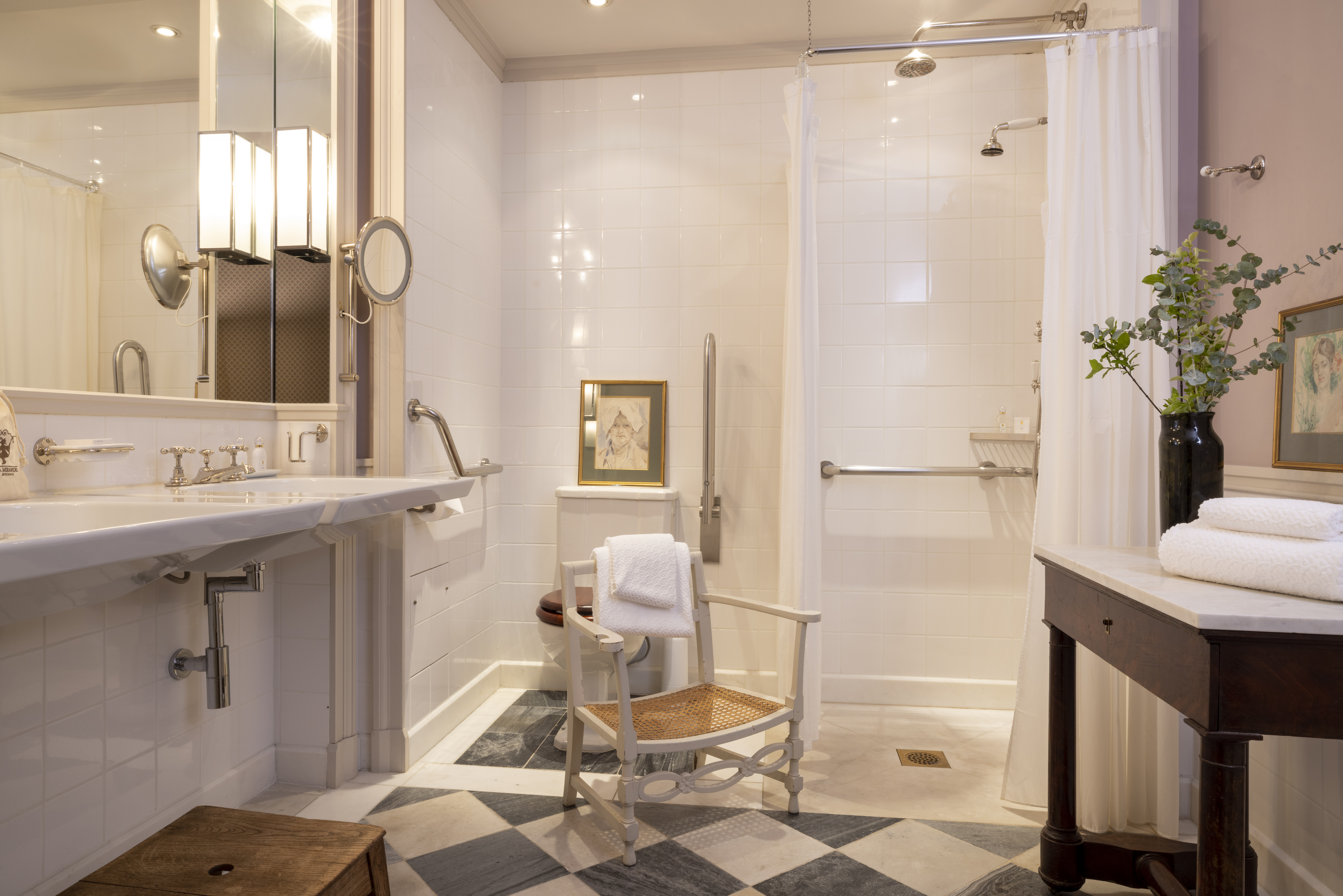 Double Deluxe Queen Bed