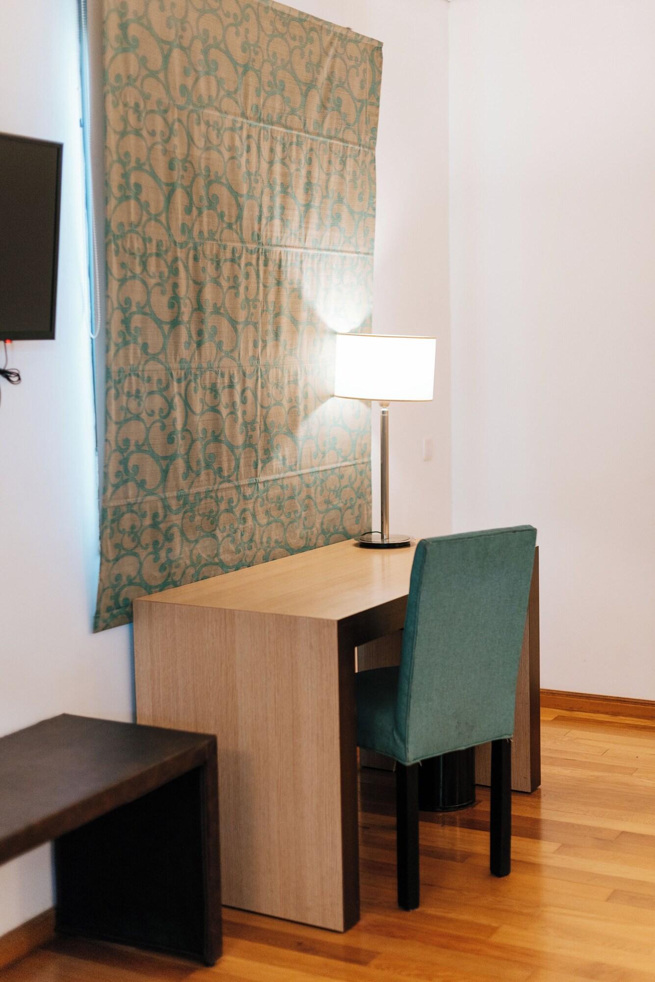 Double Executive Queen Bed