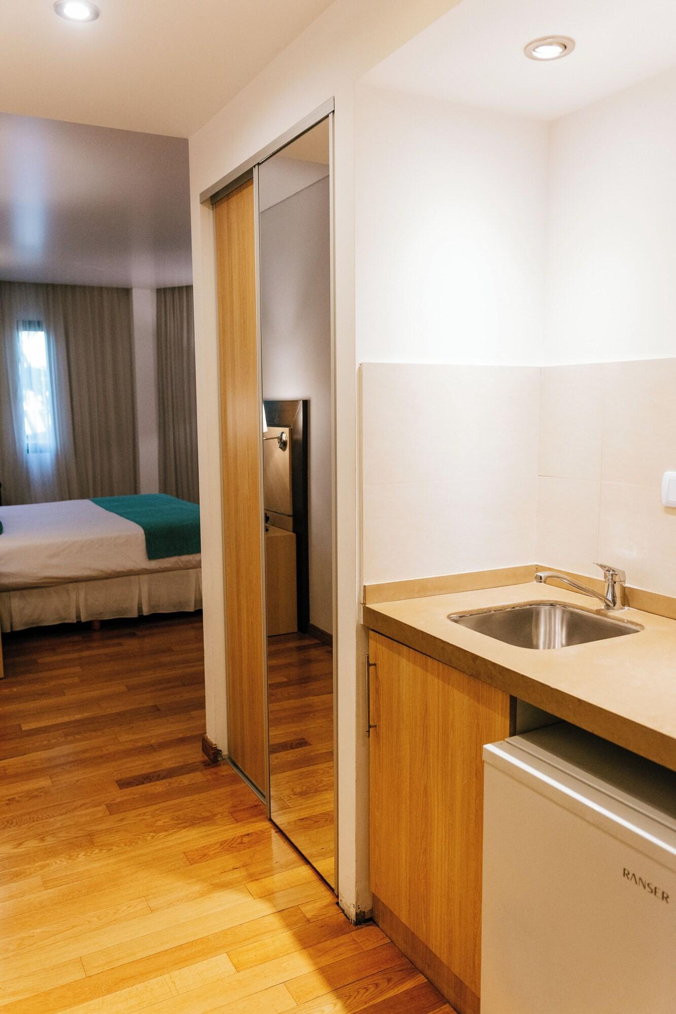 Double Executive Queen Bed