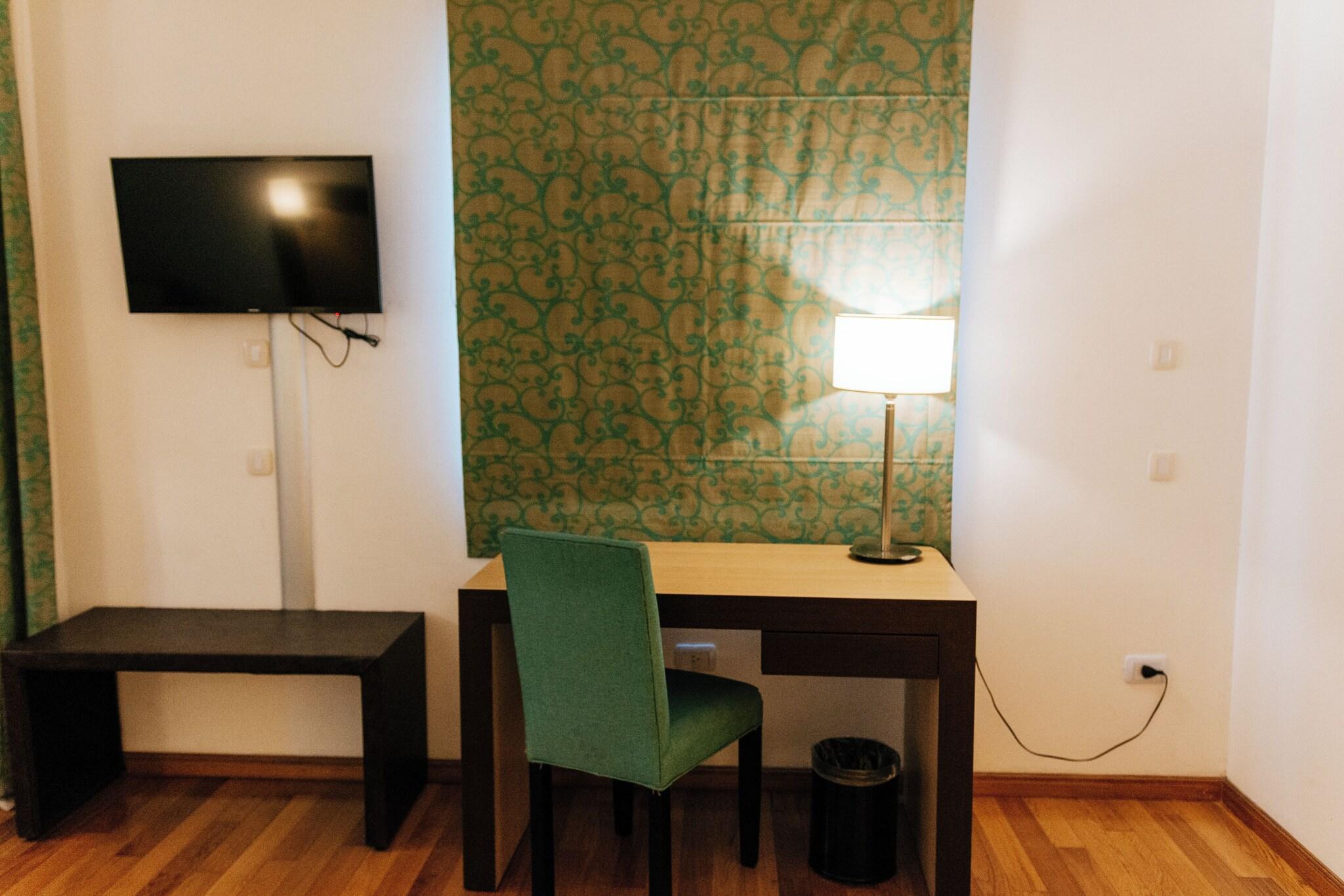 Double Executive Queen Bed