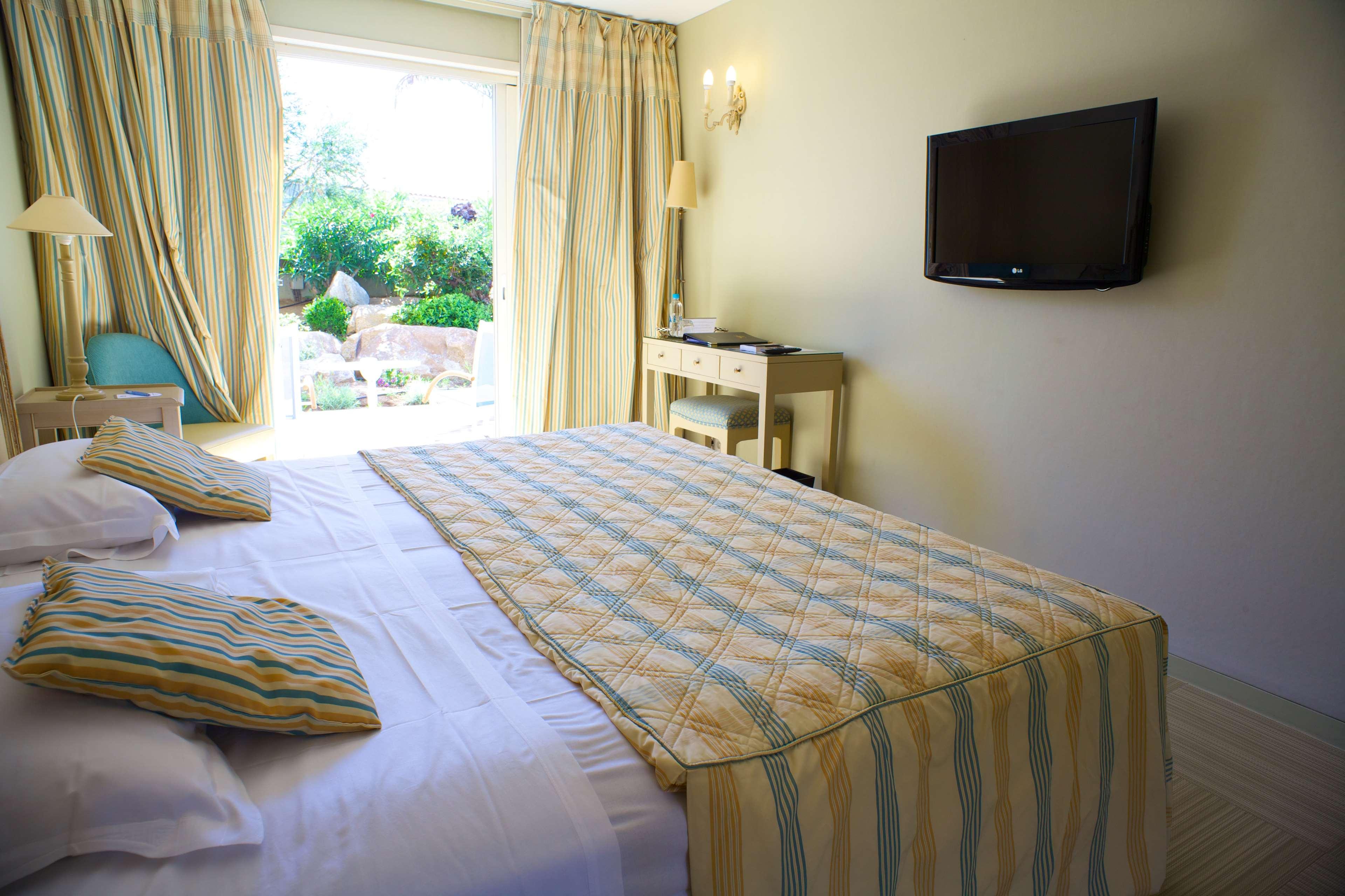 Double Queen Size Bed