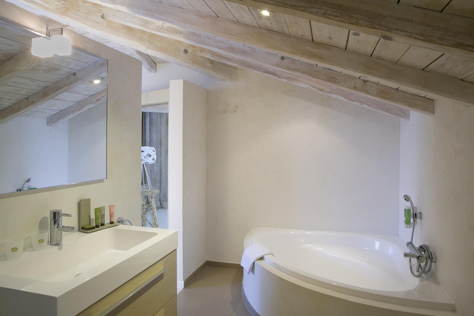 Double Deluxe King Bed